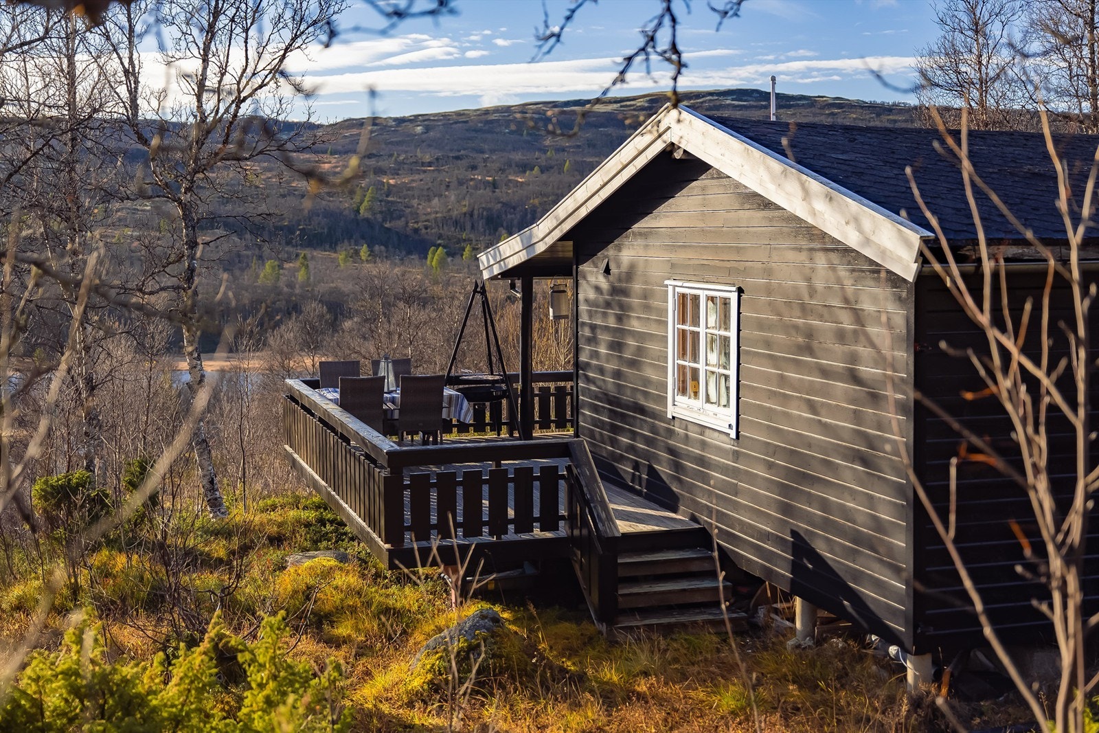 Man har enkel tilkomst til hagen med trapp. Pent opparbeidet naturtomt på hele 1,6 mål. Galleribilde