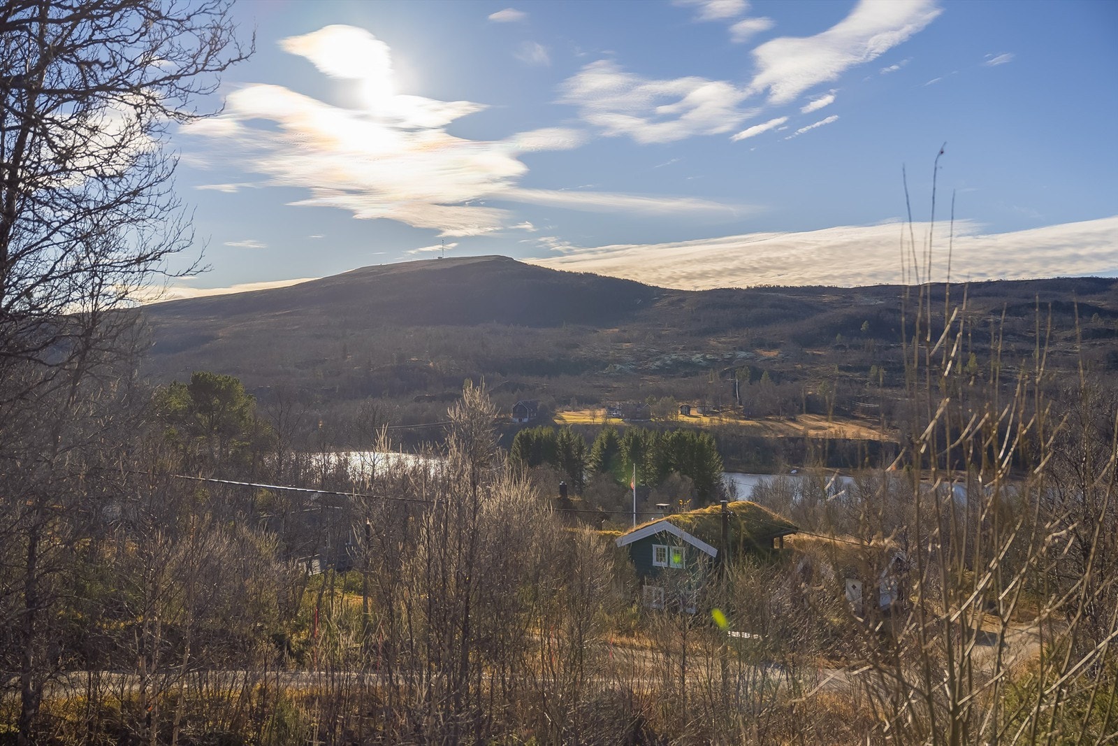 Eiendommen nyter godt av fantastiske solforhold og en nydelig utsikt mot Ruglsjøen. Galleribilde