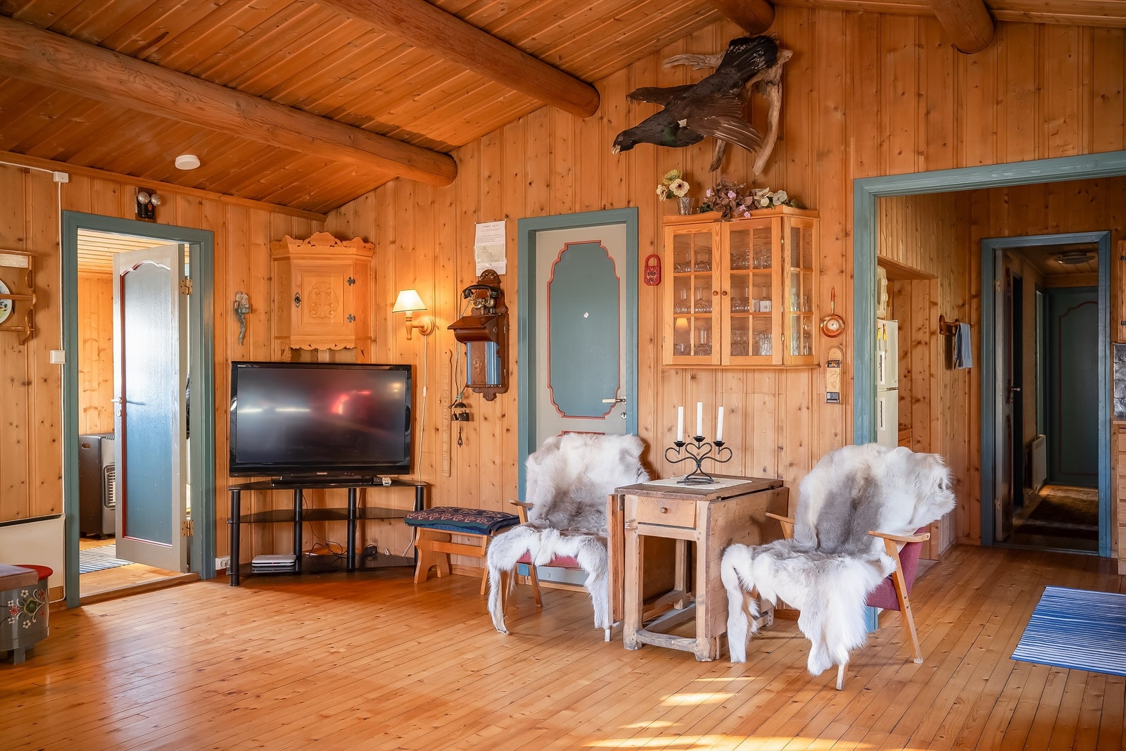 Stuen er lett å møblere med de flere sonene i rommet. Galleribilde