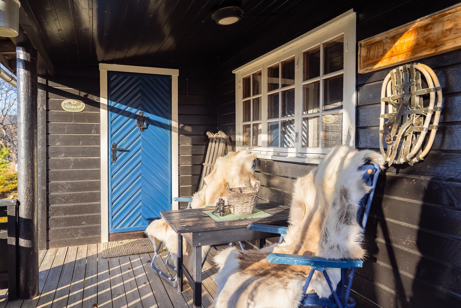 Terrassen i forbindelse med inngangspartiet måler 20 kvm. Galleribilde