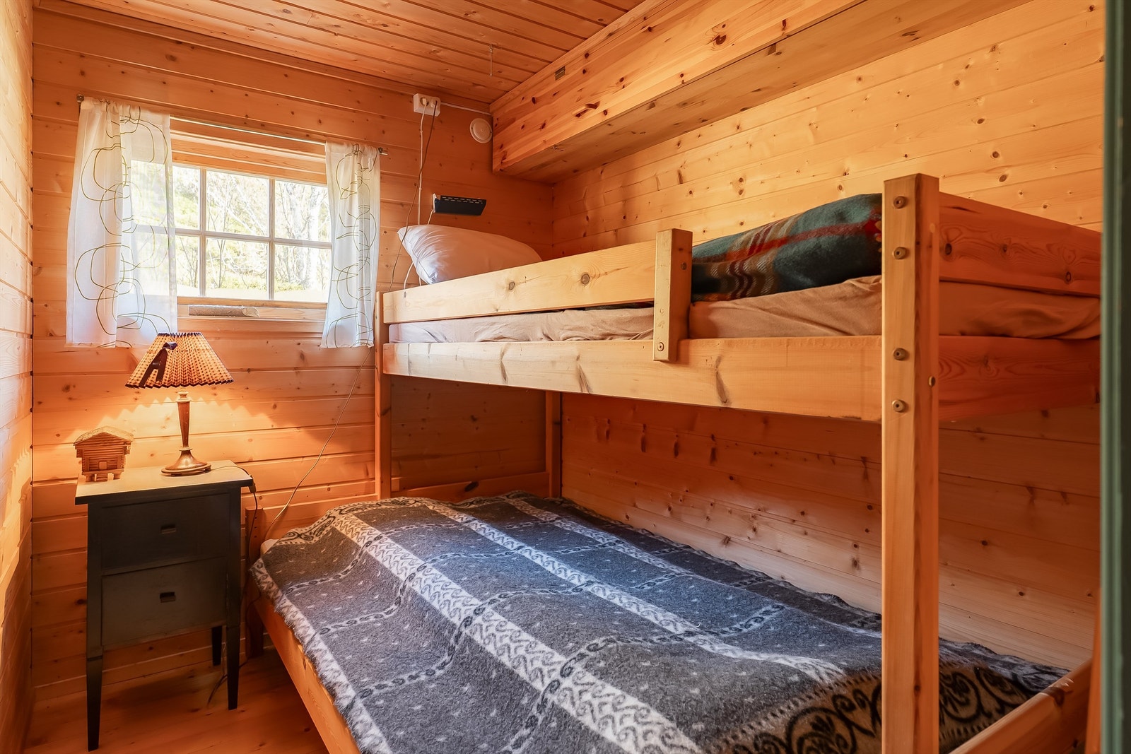 Soverom 3 er på 4,5 kvm. Alle senger samt sofagruppe og spisegruppe medfølger eiendommen i følge selger. Galleribilde