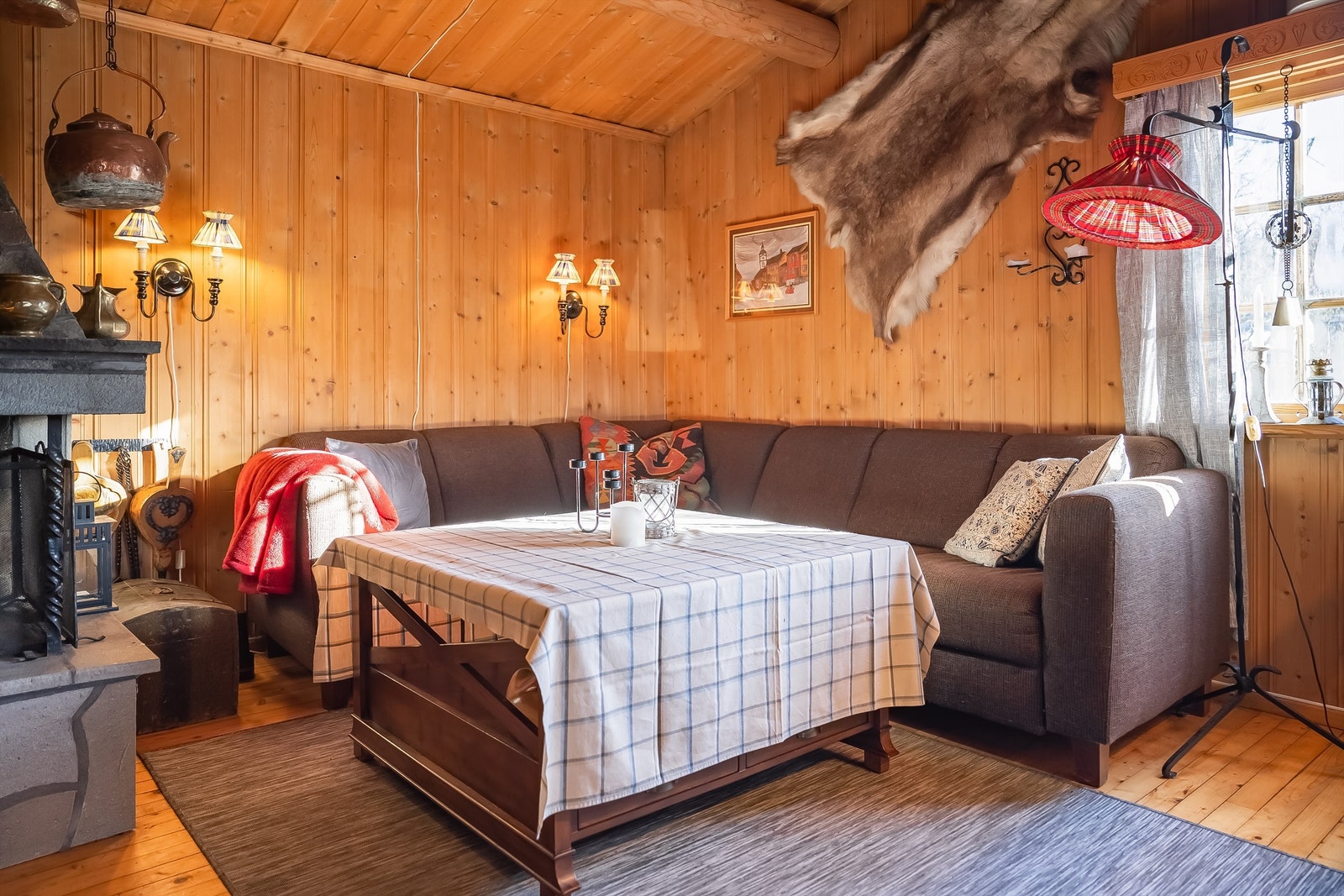 Her har man god plass til sofagruppe med tilhørende TV-møblement samt stor spisegruppe. Galleribilde