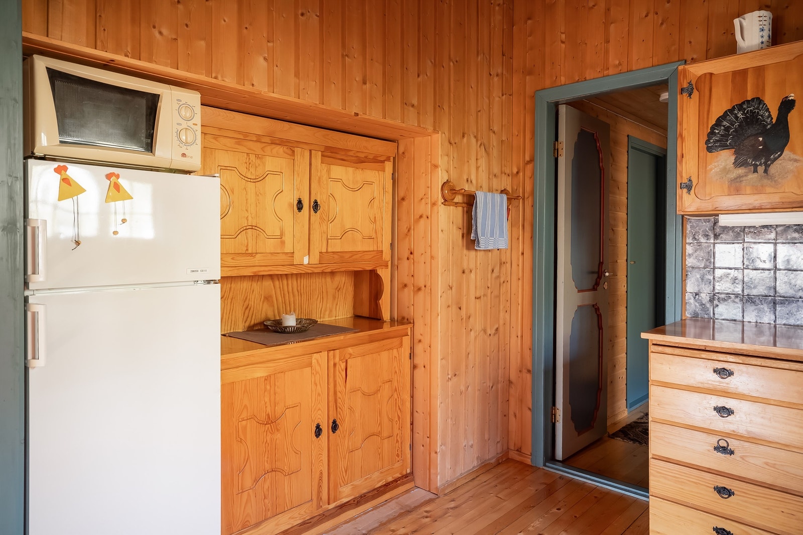 Kjøkkenet har rikelig med skap- og benkeplass å boltre seg på! Galleribilde