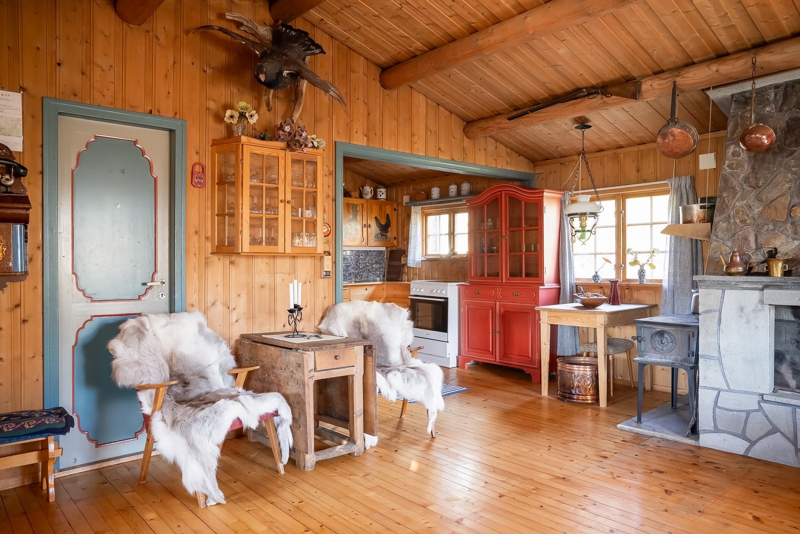 Hytta er oppvarmet med peisovn og elektrisitet. Galleribilde