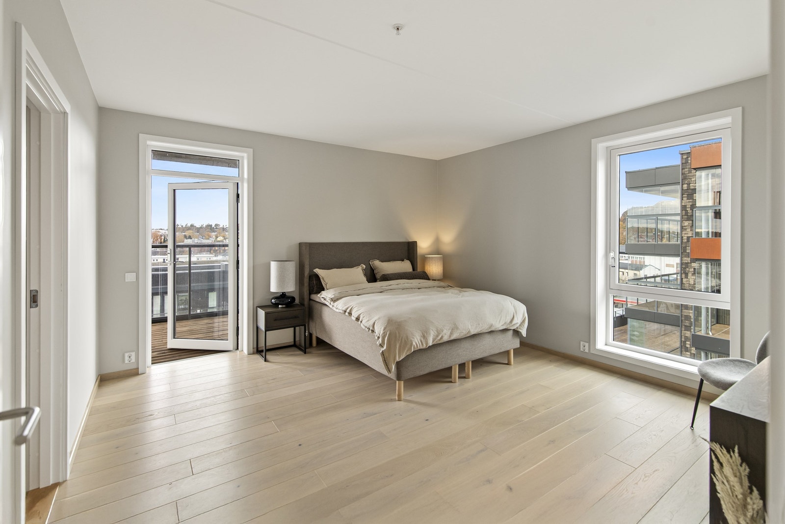 Fra soverommet er det utgang til en vestvendt, overbygd balkong, perfekt for rolige morgener eller sene kvelder i frisk luft. Her får de voksne sitt helt eget tilbaketrukne pusterom, med både funksjon og atmosfære i særklasse Galleribilde