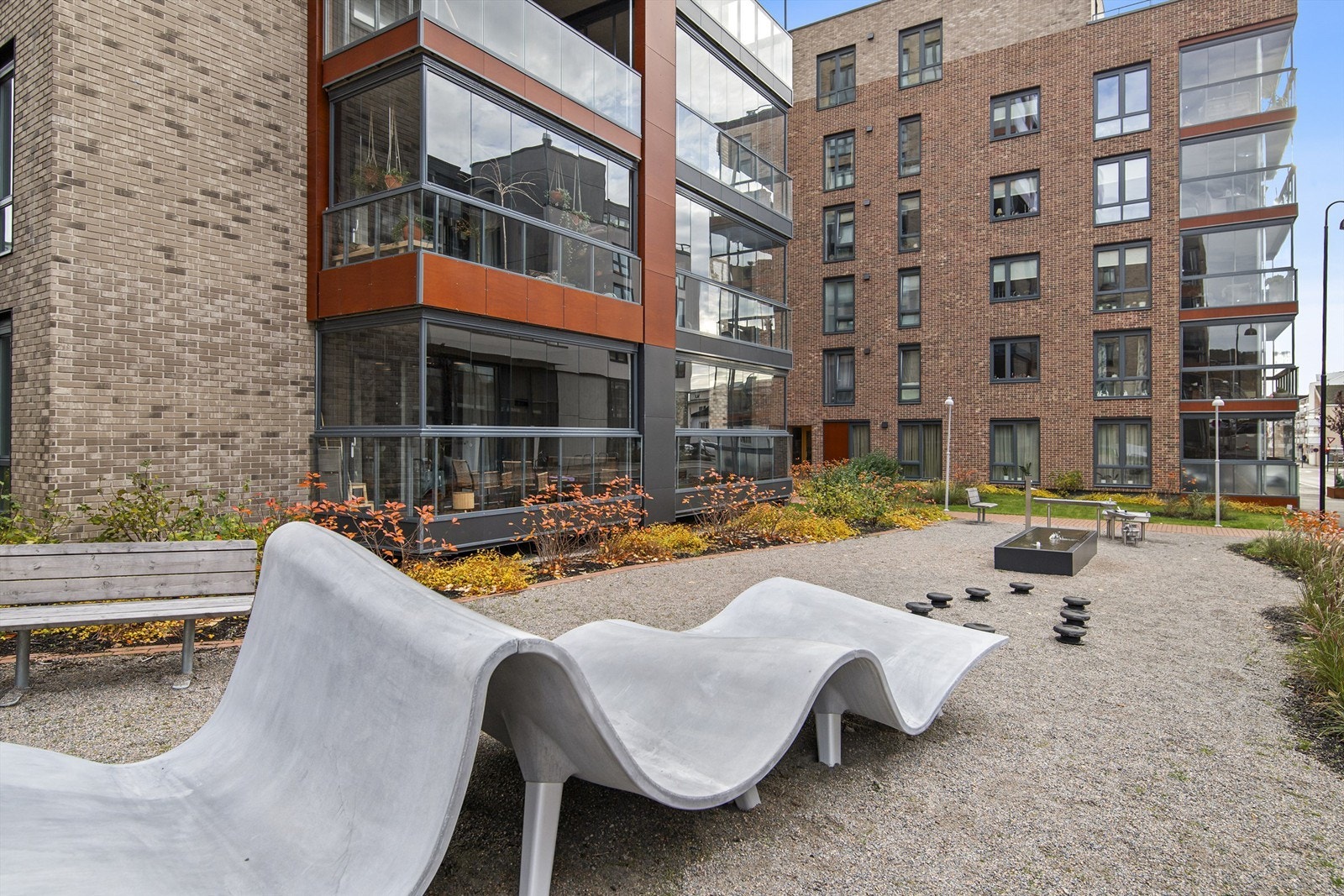 Uteområdet er et trygt og trivelig sted der både voksne og barn kan trives - mens de voksne nyter en kopp kaffe i solen, kan barna utfolde seg fritt. Et velholdt og sjarmerende uteområde som virkelig løfter bomiljøet! Galleribilde