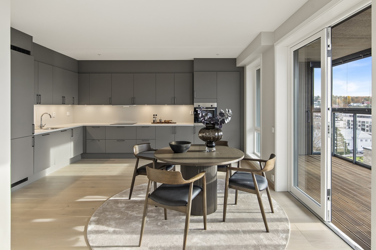 Høyt og fritt over byens tak - med fantastiske solforhold til sent kveld Galleribilde