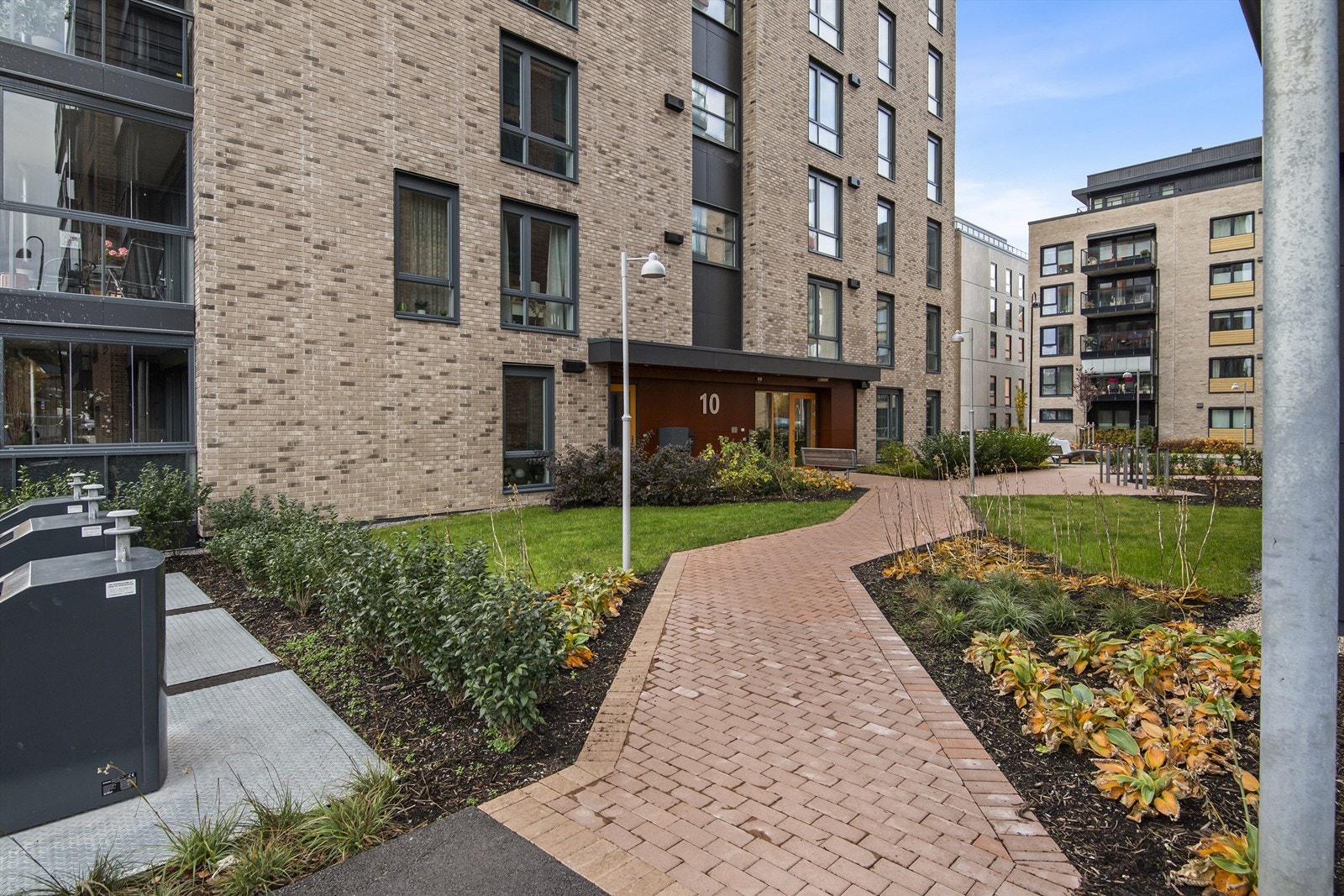 Utearealene er pent opparbeidet med hellelagte stier, blomsterbed og flere hyggelige sitteplasser. Her kan du nyte rolige stunder ute, omgitt av vakre omgivelser og lekre detaljer som virkelig setter preg på området. Galleribilde