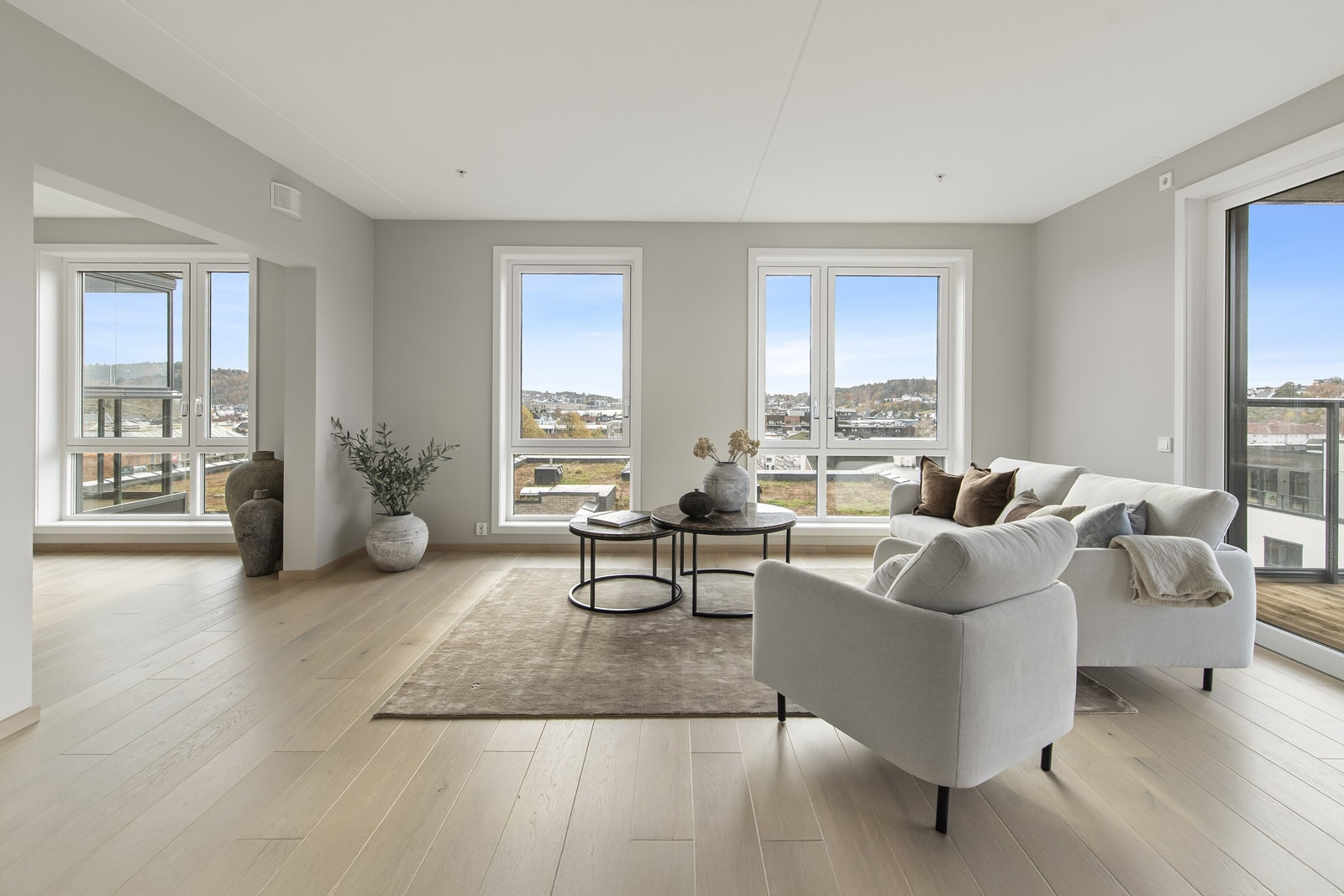 Dette er en sjelden mulighet til å sikre seg en splitter ny, stor og innflyttingsklar leilighet med høy standard, utsikt, sol og alt byen har å tilby - rett utenfor døren Galleribilde