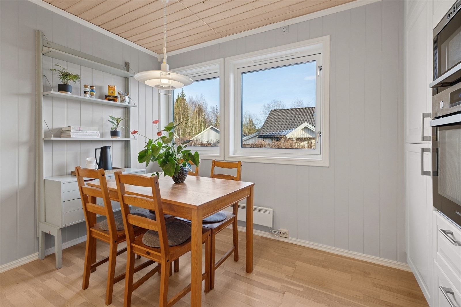 Det er god plass til spisebord på kjøkkenet. Hyggelig utsyn fra kjøkkenet. Galleribilde