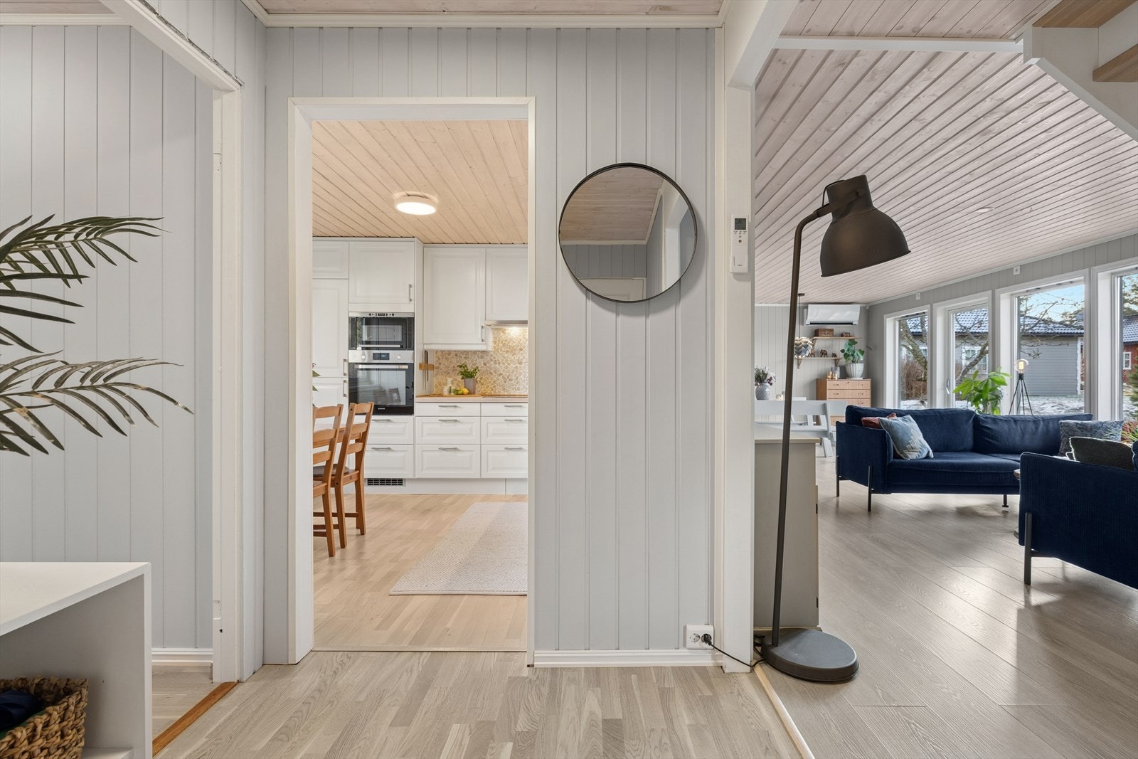 Gang mot entré, kjøkken og stue. Galleribilde