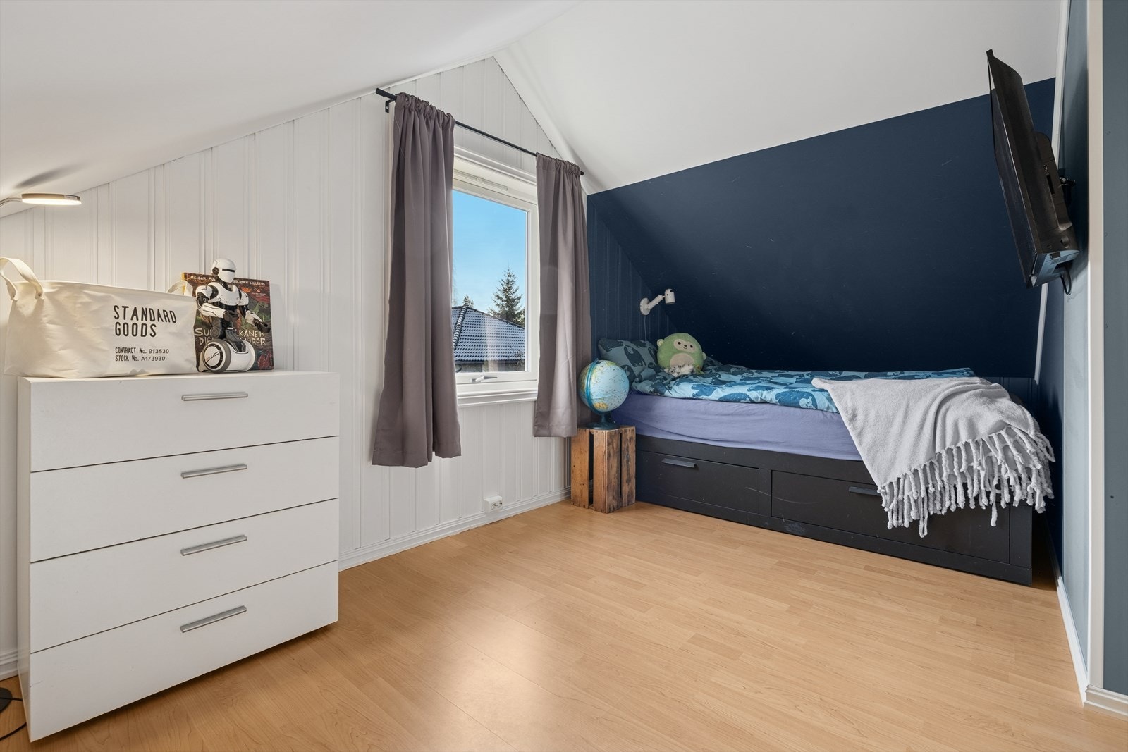 Rom innredet som soverom på loft. Galleribilde