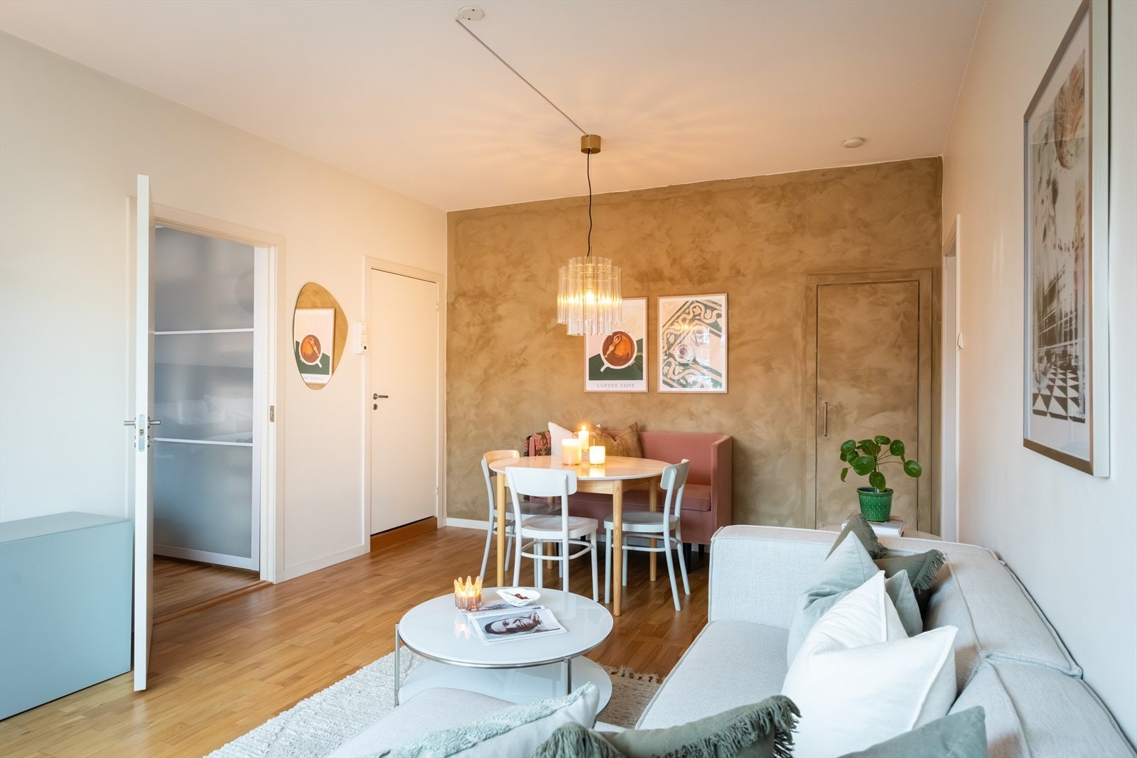 Planløsningen åpner opp for flere møbleringsmuligheter med god plass til sofagruppe, TV-møbler og spisebord med tilhørende stoler. Galleribilde