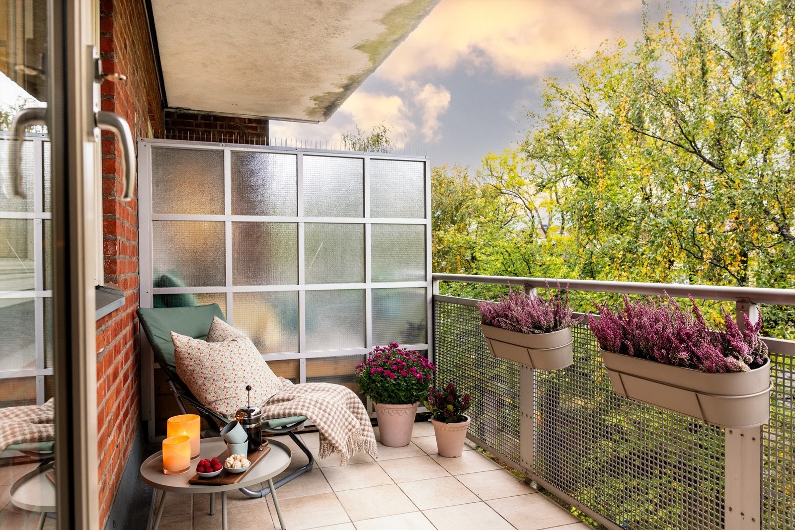 En lys og romslig 2-roms leilighet med solrik balkong og attraktiv beliggenhet. Galleribilde