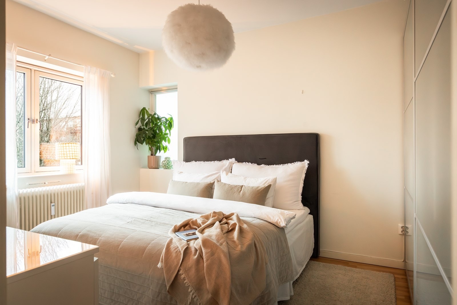 Soverommet er av god størrelse med plass til dobbeltseng, nattbord og tilhørende møbler. Galleribilde