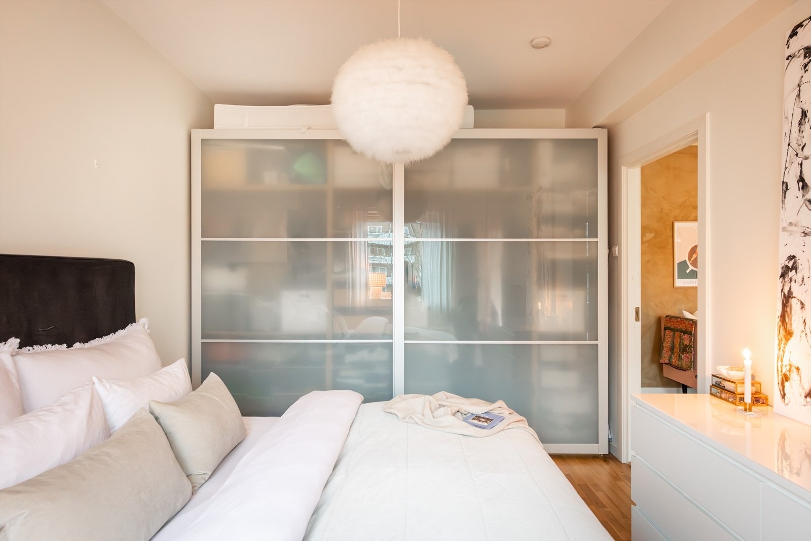 Videre er det rikelig med oppbevaringsplass i skyvedørsgarderoben. Galleribilde