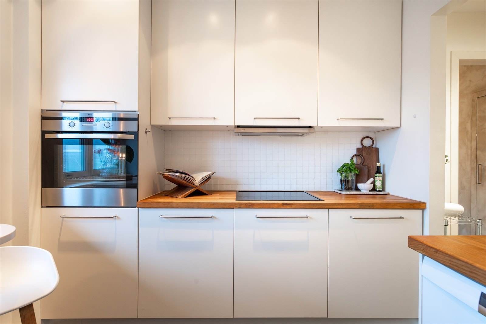 Videre er kjøkkenet utstyrt med integrert platetopp, stekeovn, oppvaskmaskin og kjøl/fryseskap. Galleribilde