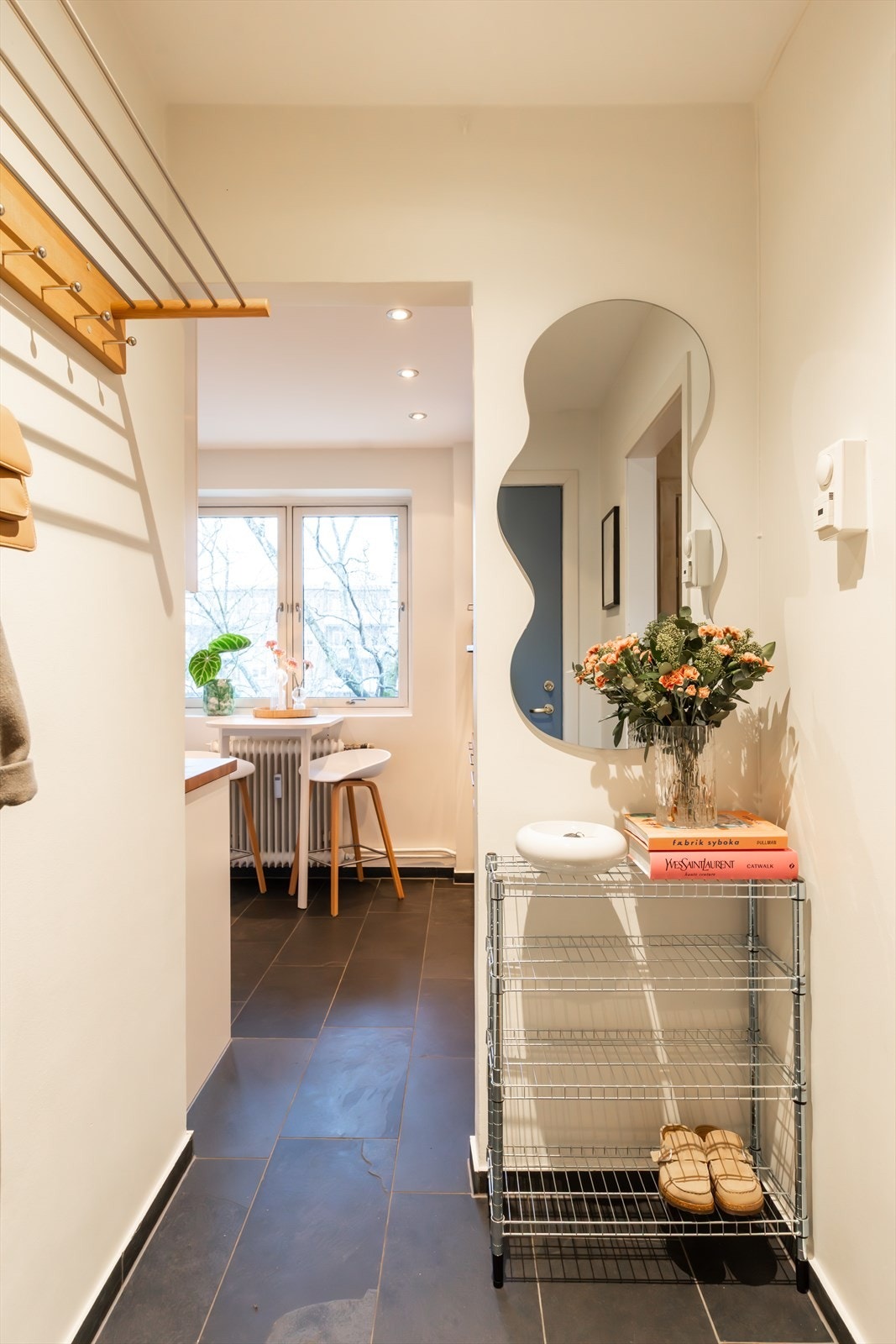 Leiligheten har en lys entré med god plass til oppbevaring av yttertøy og sko. Galleribilde