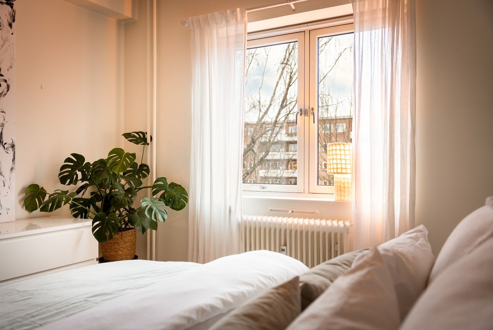 Den duse fargetonen og de store vindusflatene gir rommet en lun følelse. Galleribilde