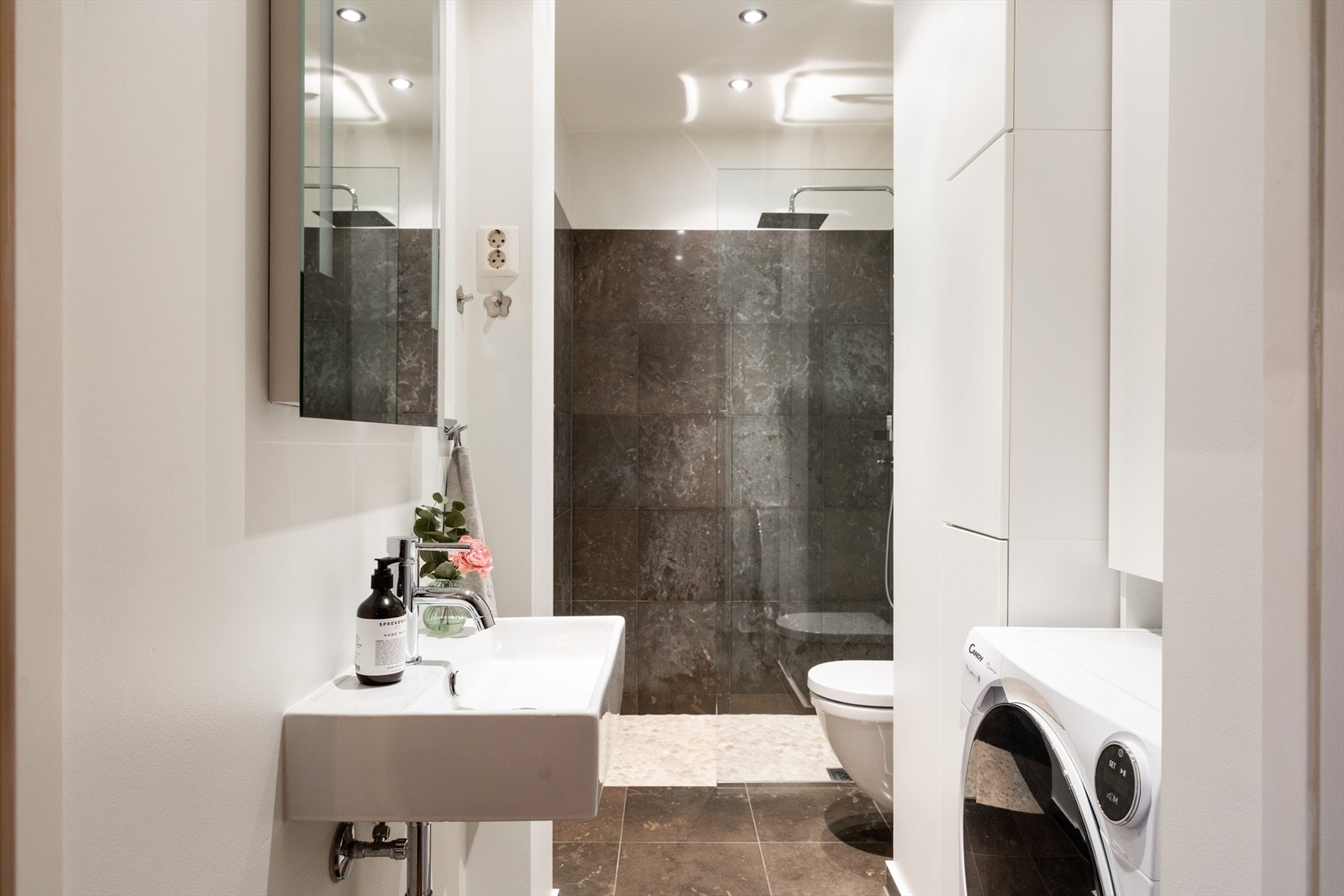 Pent flislagt baderom (2009) med elektrisk gulvvarme. Galleribilde