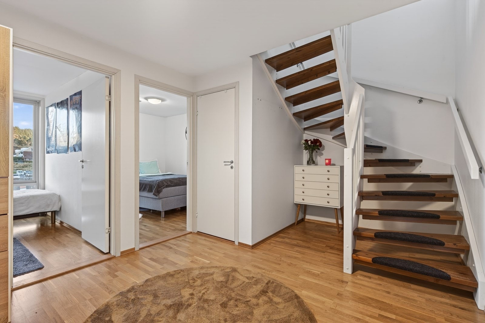 1. etasje har entré/gang, 3 soverom og innbydende bad. Galleribilde