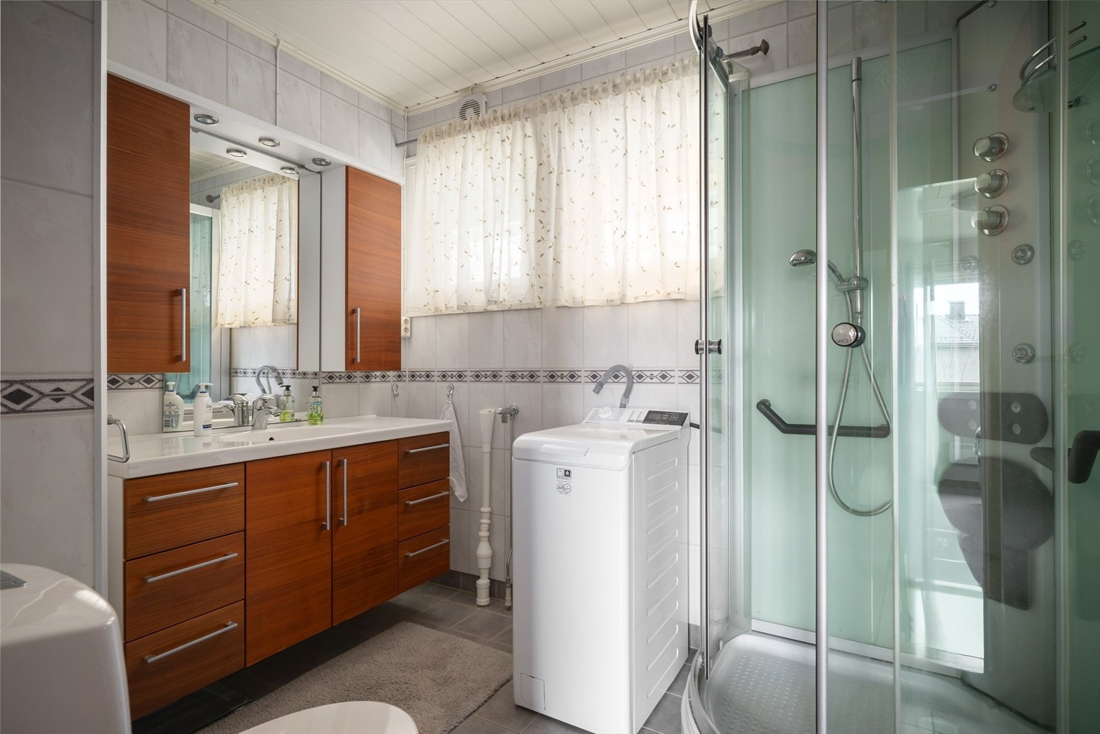 Praktisk hverdagsbad med dusjkabinett, wc og rikelig oppbevaring Galleribilde