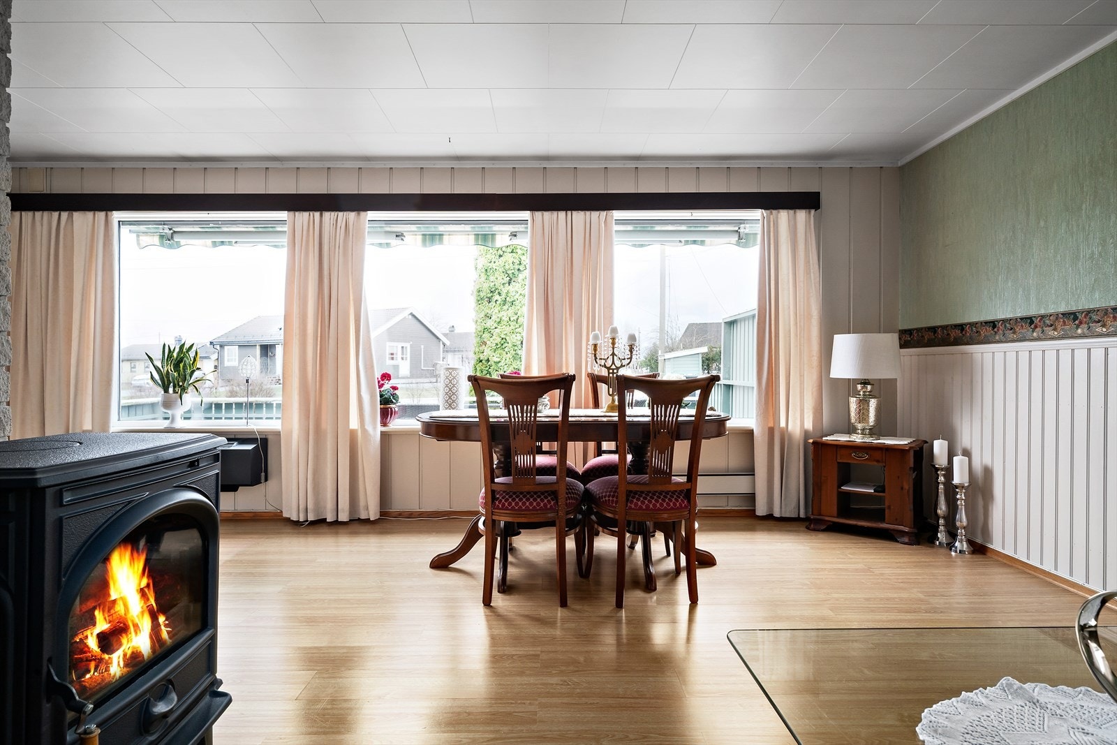 Spisestuen har god plass til spisebord for familie og gjester Galleribilde