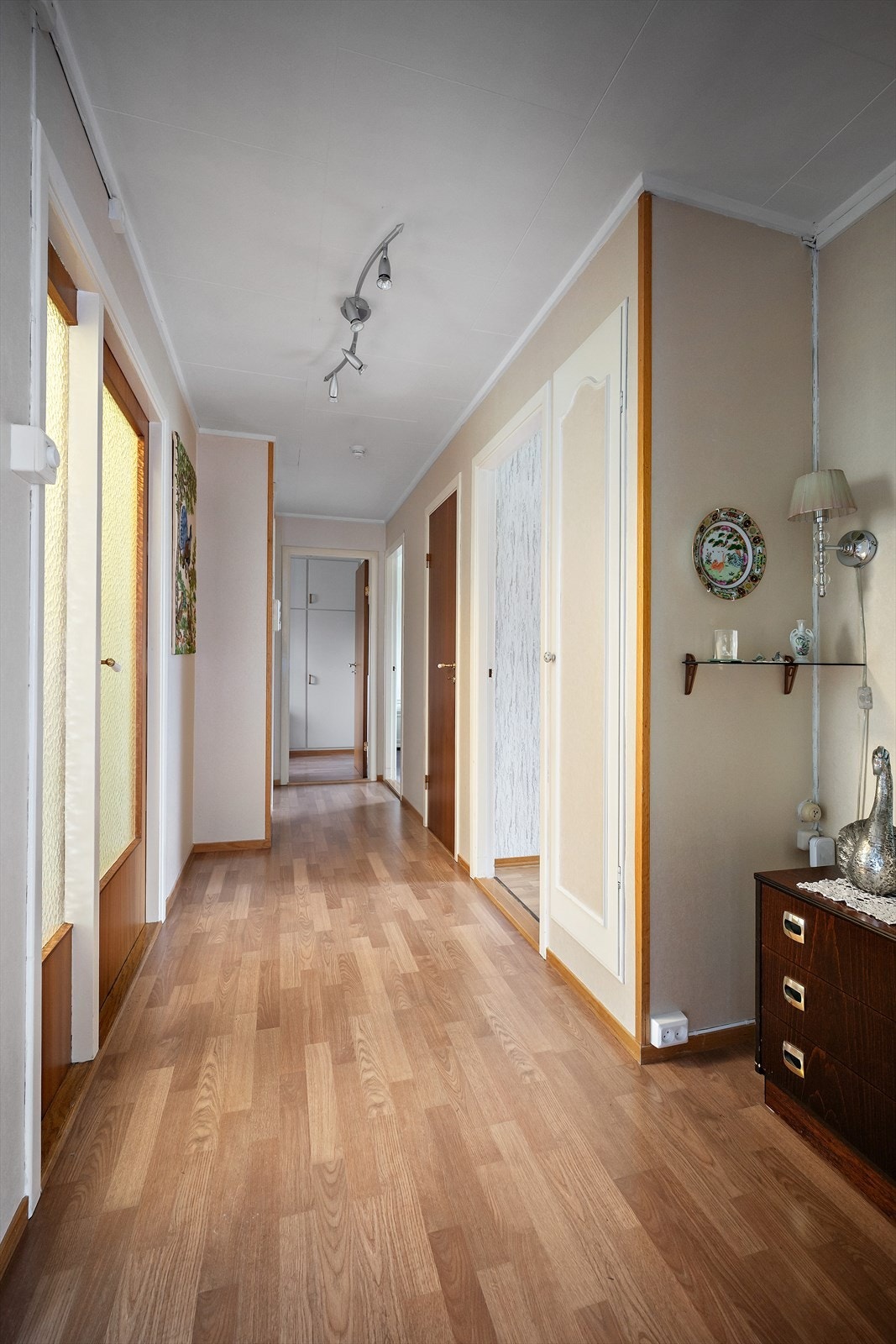 Lys og innbydende hall som knytter første etasje på en praktisk måte sammen, med god adkomst til samtlige rom Galleribilde