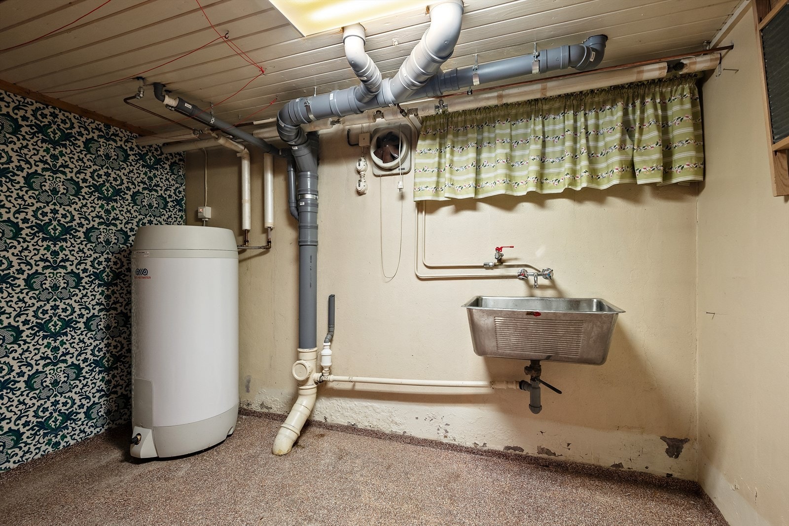 Vaskerom/teknisk rom med varmtvannsbereder og utslagsvask Galleribilde