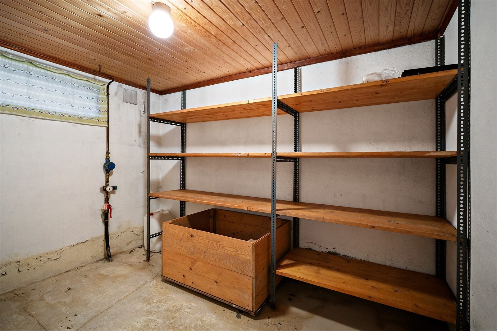 Praktisk bod med gode oppbevaringsmuligheter for utstyr og sesongting Galleribilde