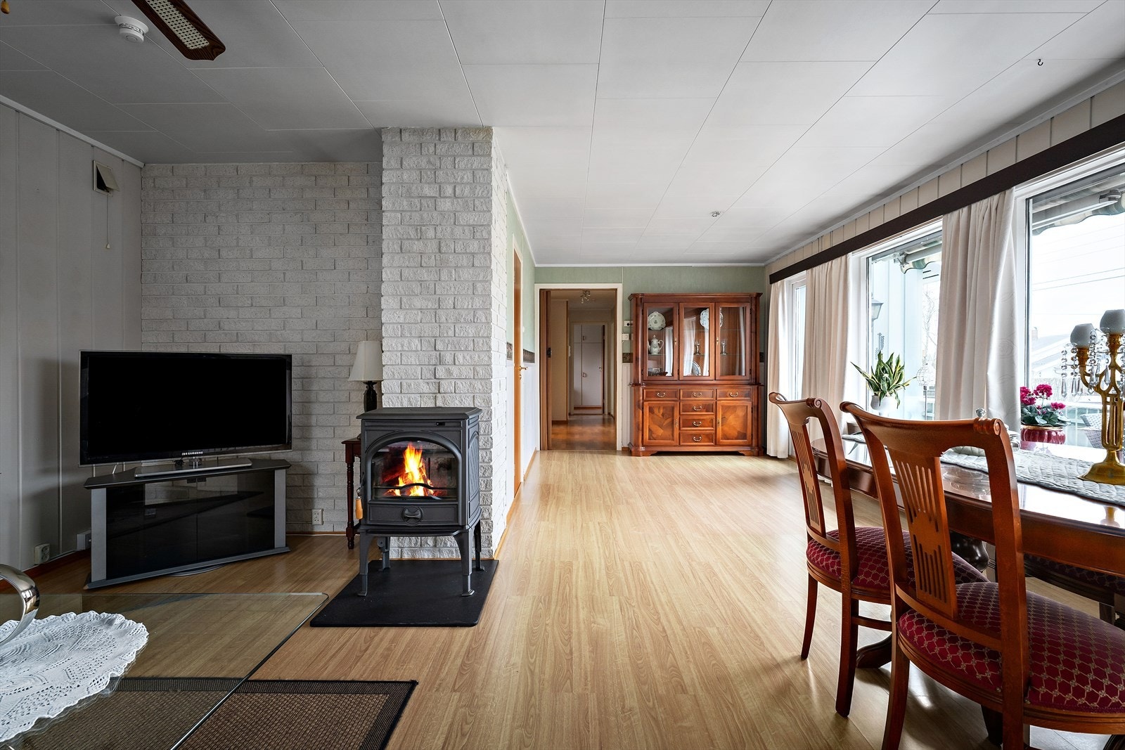 Hyggelig stueområde hvor man kan samle familie og venner foran tv og peis Galleribilde