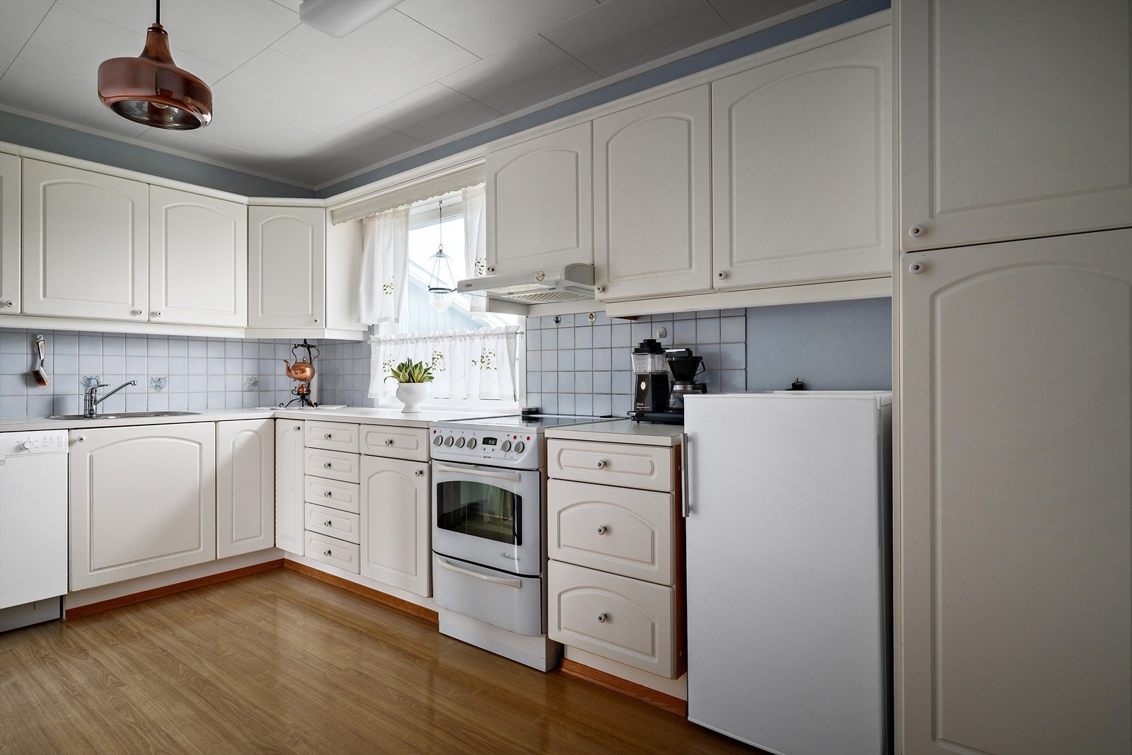 Funksjonelt hverdagskjøkken med klassiske fronter og enkel adkomst til alt Galleribilde