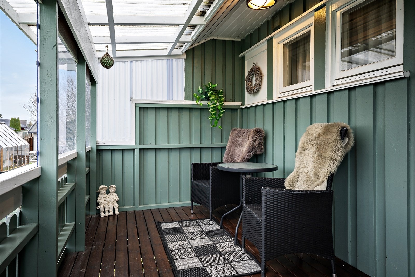 Koselig krok under tak - perfekt for morgenkaffen eller kveldsro Galleribilde