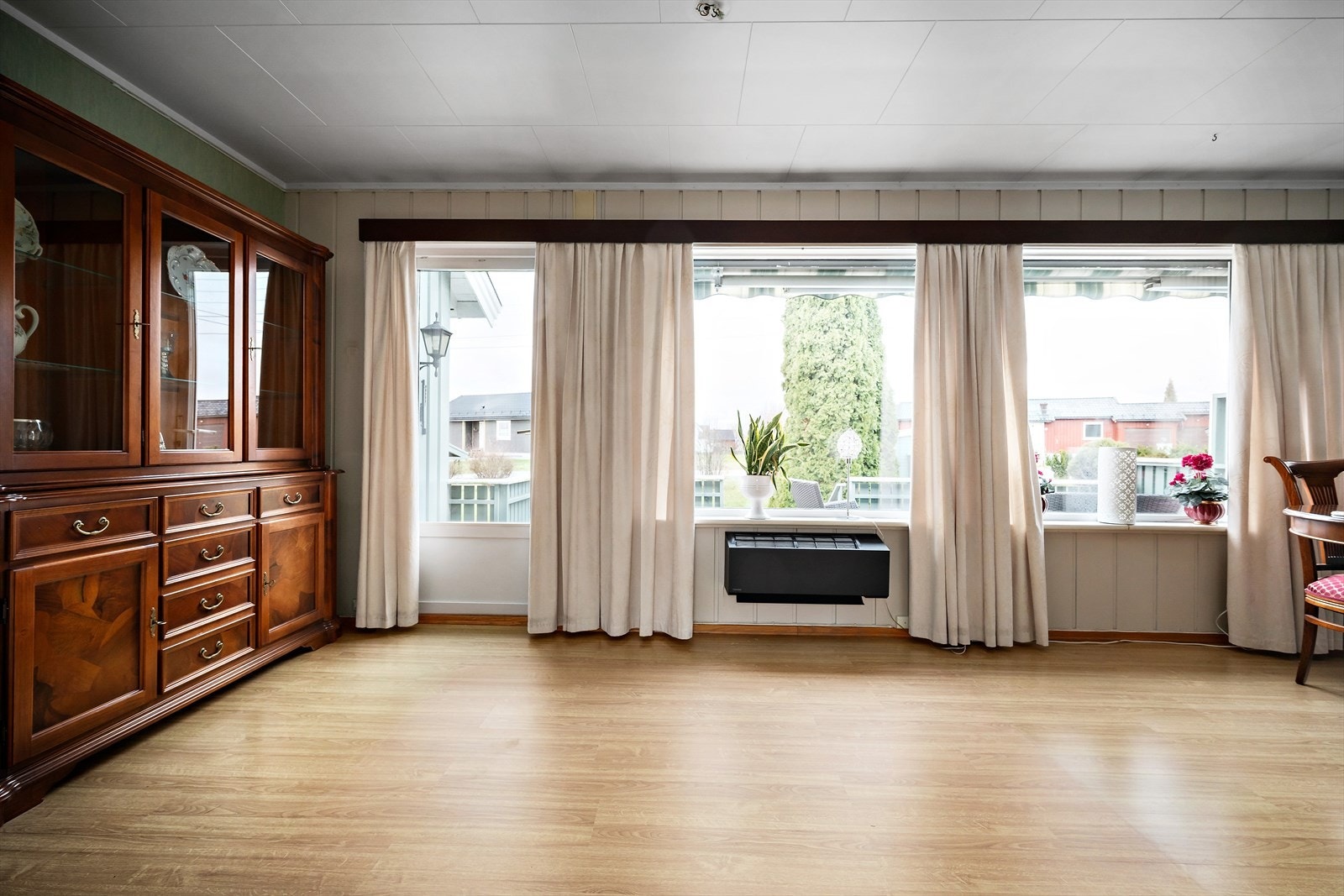 Spisestuen har store vindusflater som slipper inn godt dagslys Galleribilde