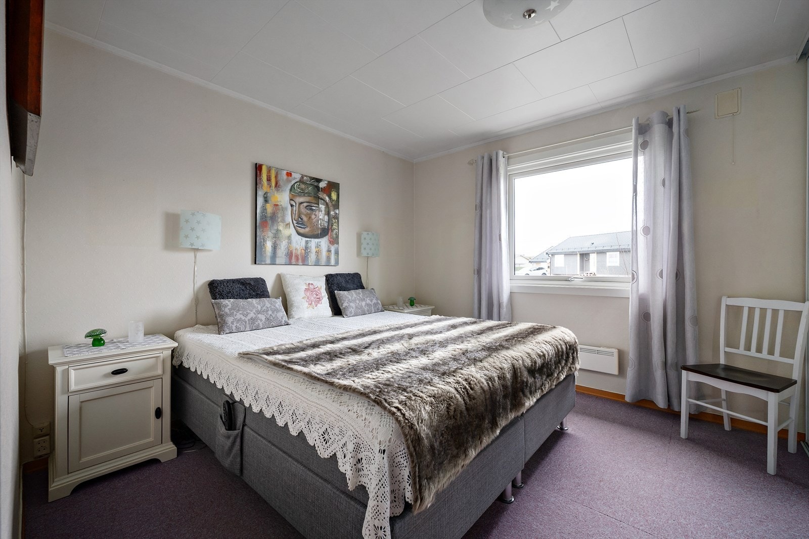 Behagelig soverom med nøytrale farger som gir et avslappende preg. Galleribilde