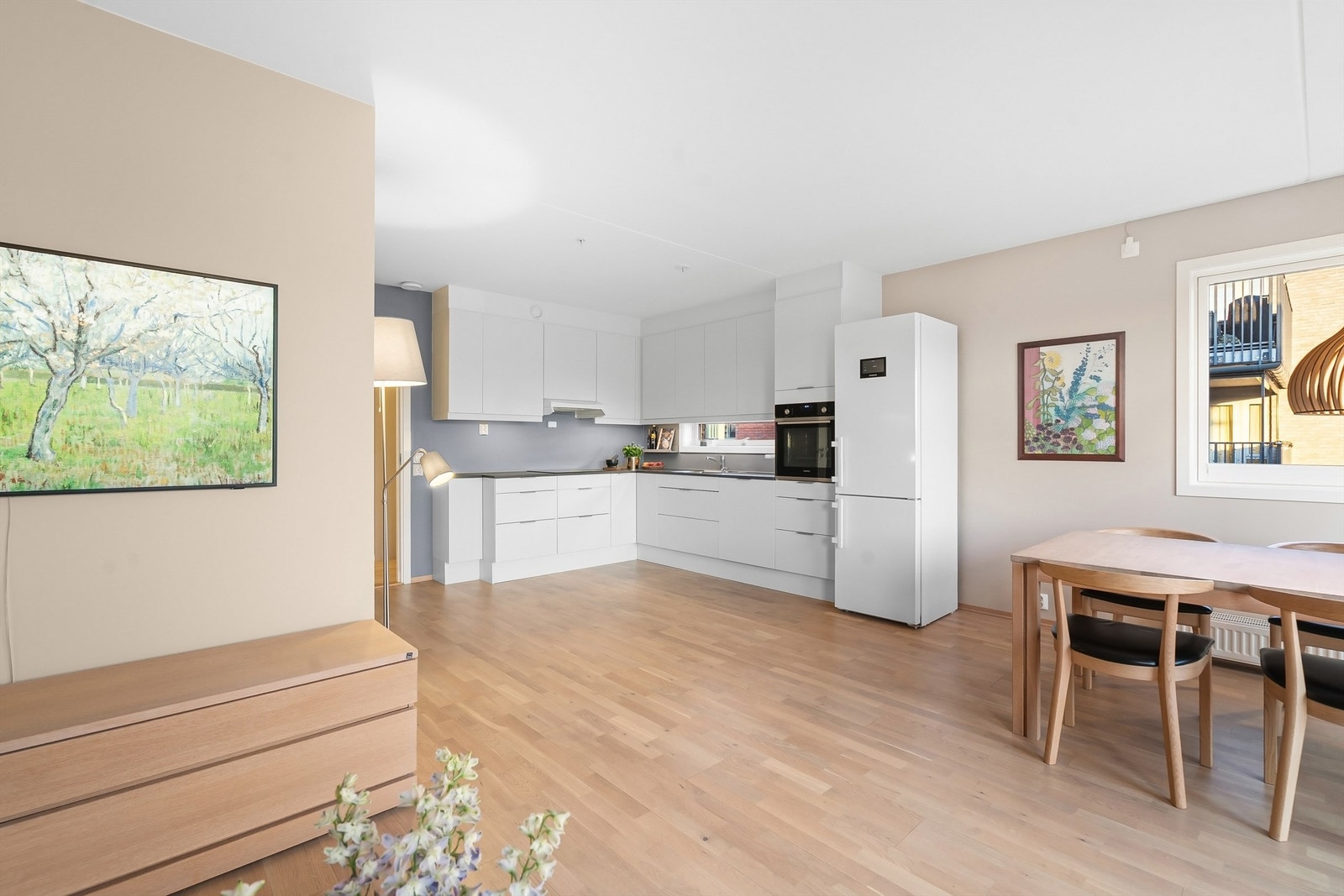 Leiligheten har en åpen kjøkkenløsning som gir en sosial atmosfære. Galleribilde