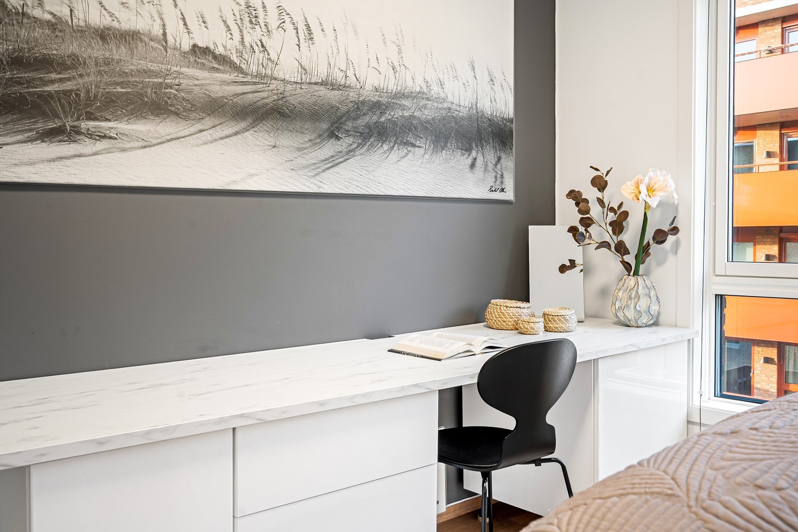 God plass på hovedsoverom. Nåværende eier har hatt kontorpult/arbeidspult. Galleribilde