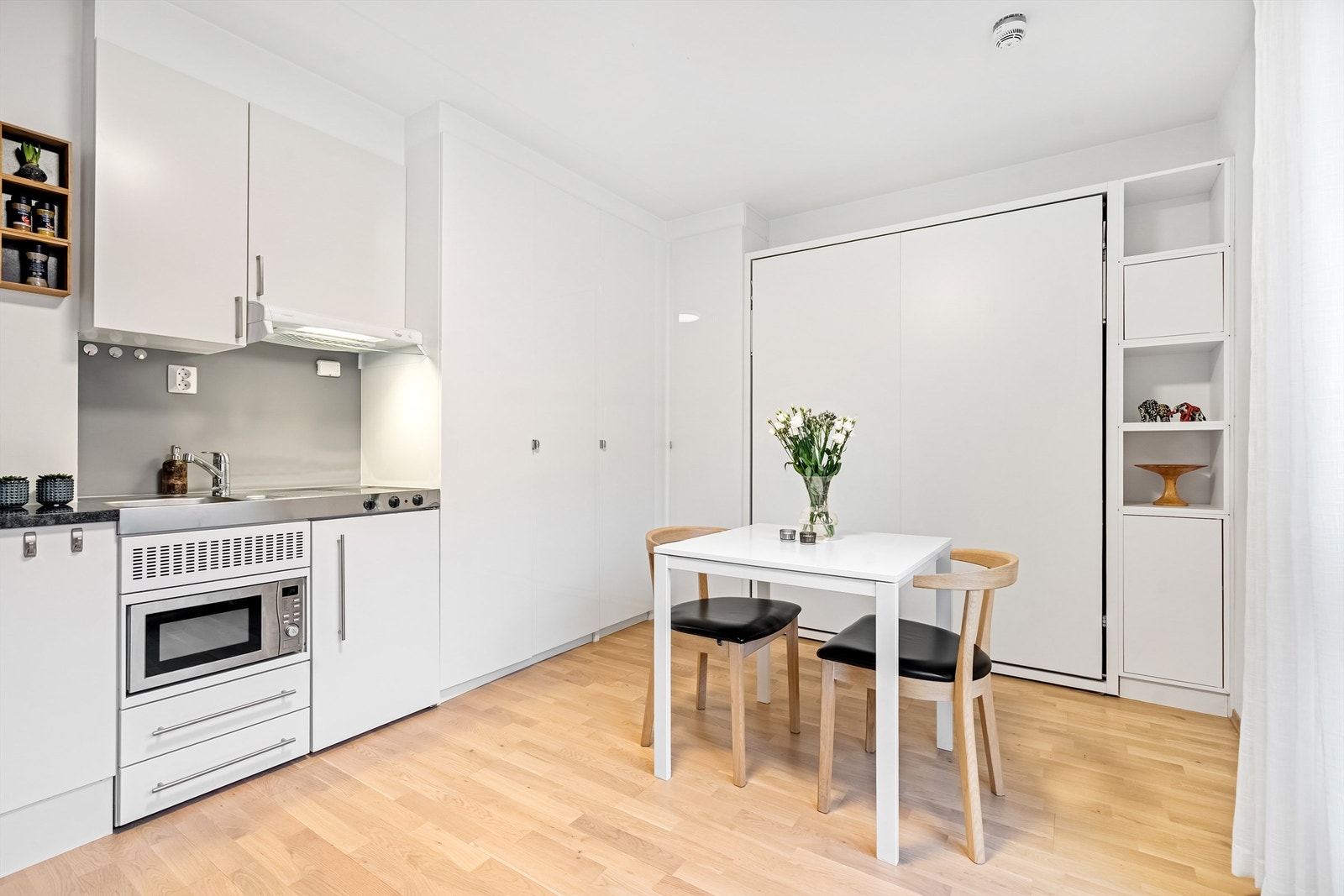 Når man vipper opp sengen har man god plass til spisebord eller annet ønsket møblement. Galleribilde