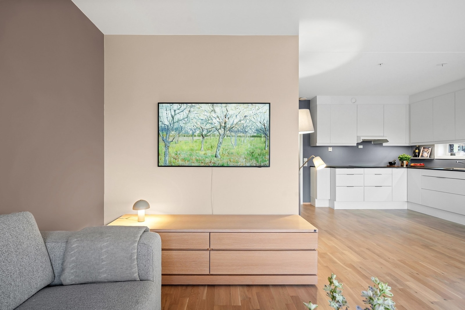 Her er det også plass til vegghengt tv/ tv-benk i tilknytning til sofagruppen. Galleribilde