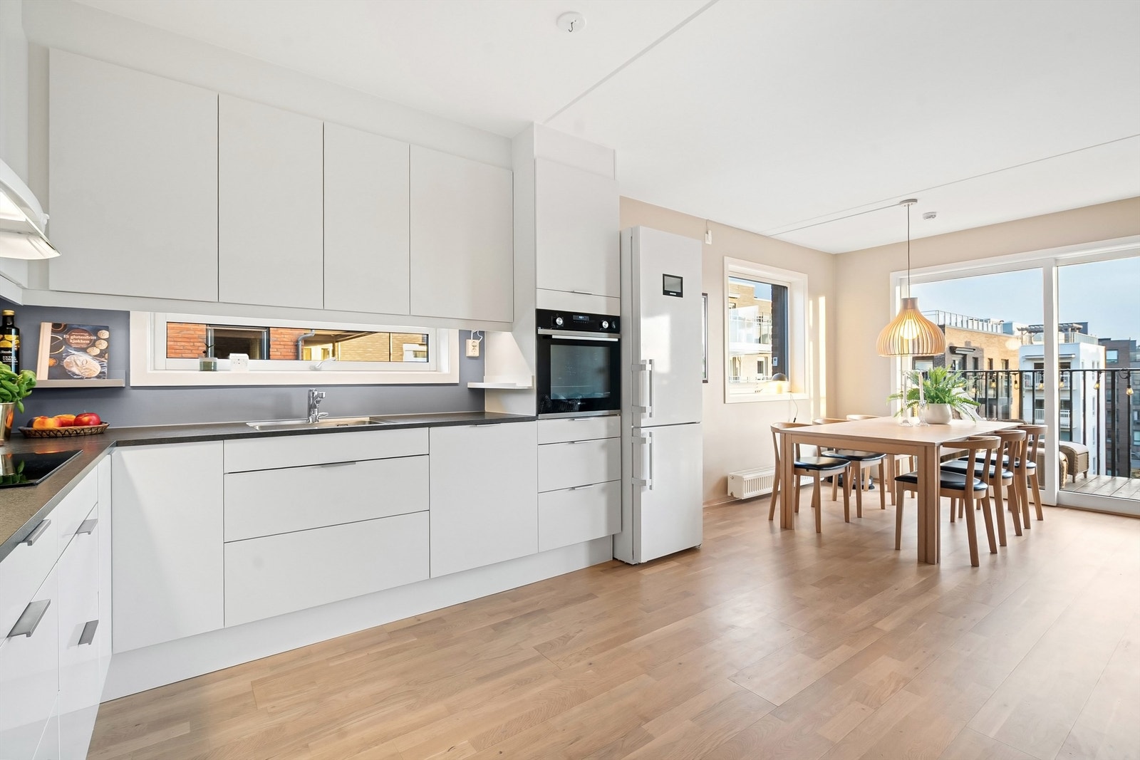 Åpent kjøkken mot stuen. Galleribilde