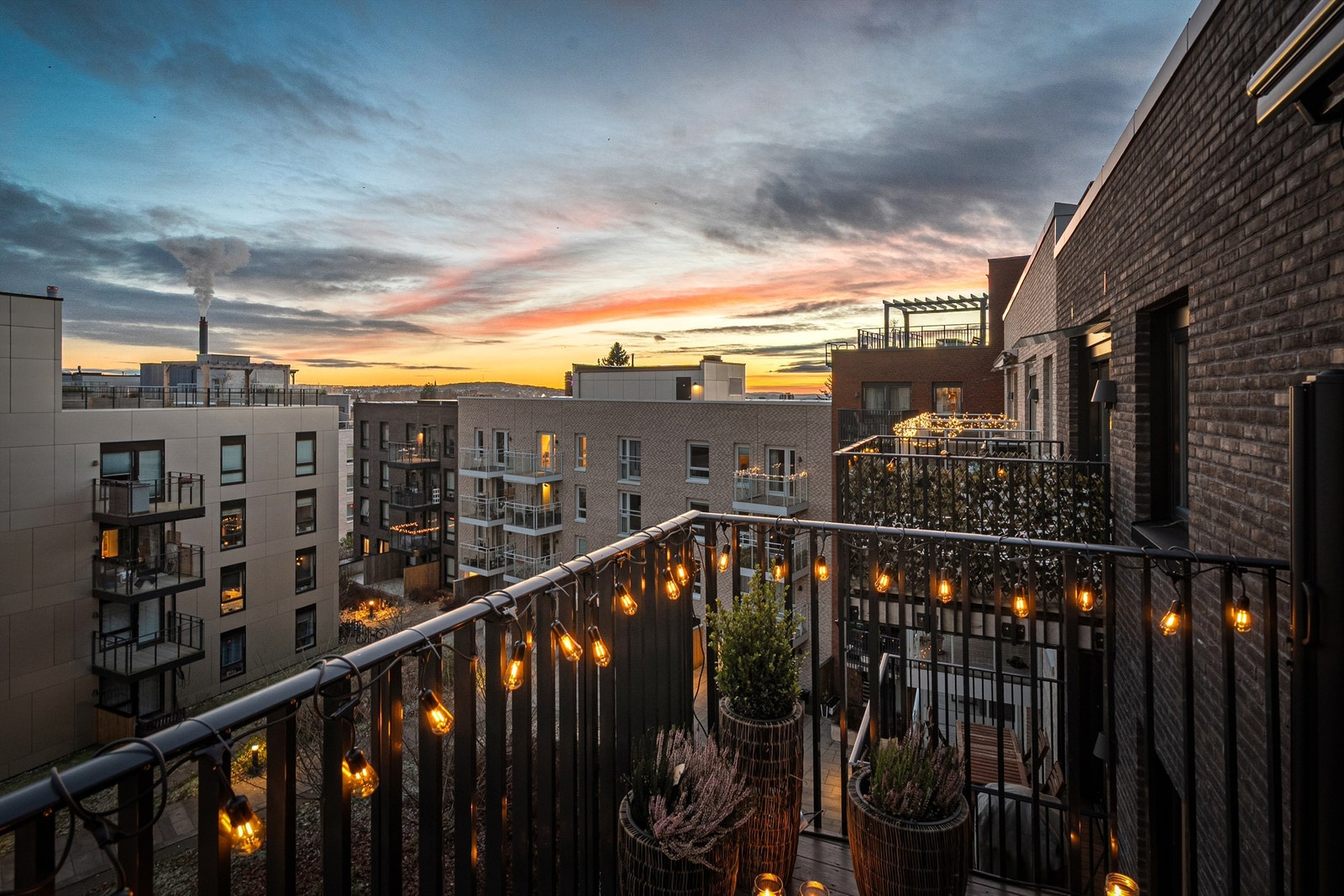 Kveldsstemning fra balkong fra stuen. Galleribilde