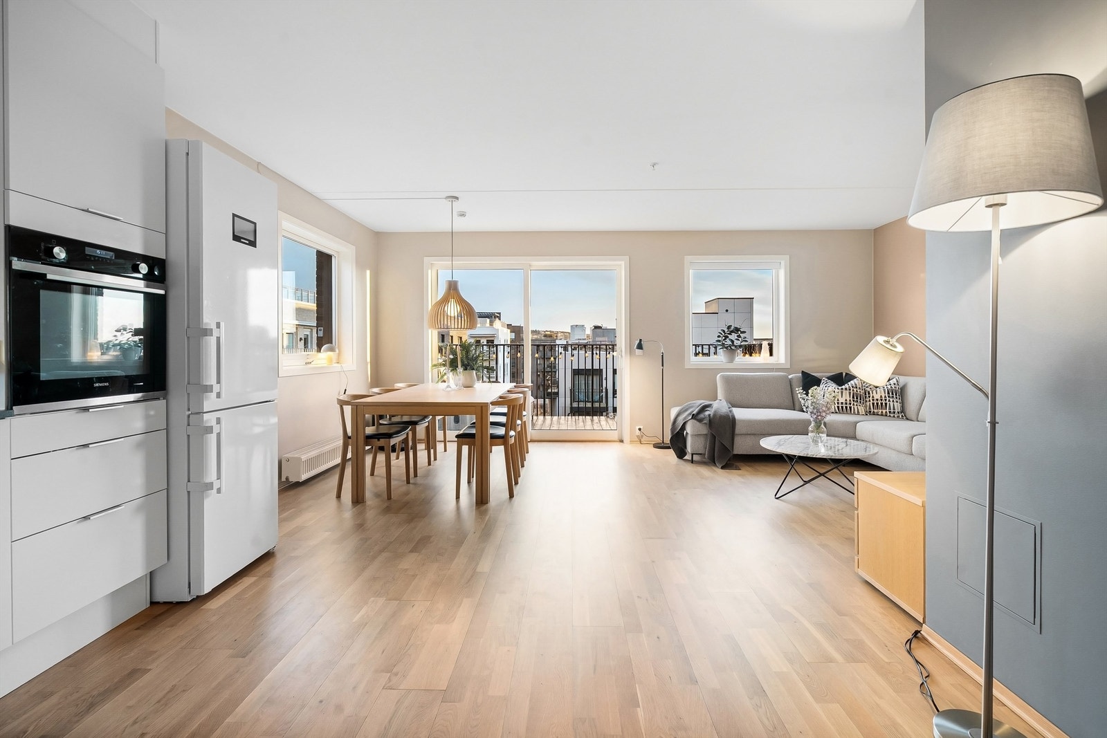 Leiligheten er malt i tidsriktige farger som i kombinasjon med en gjennomgående planløsning gir et lystig preg i alle rom. Galleribilde