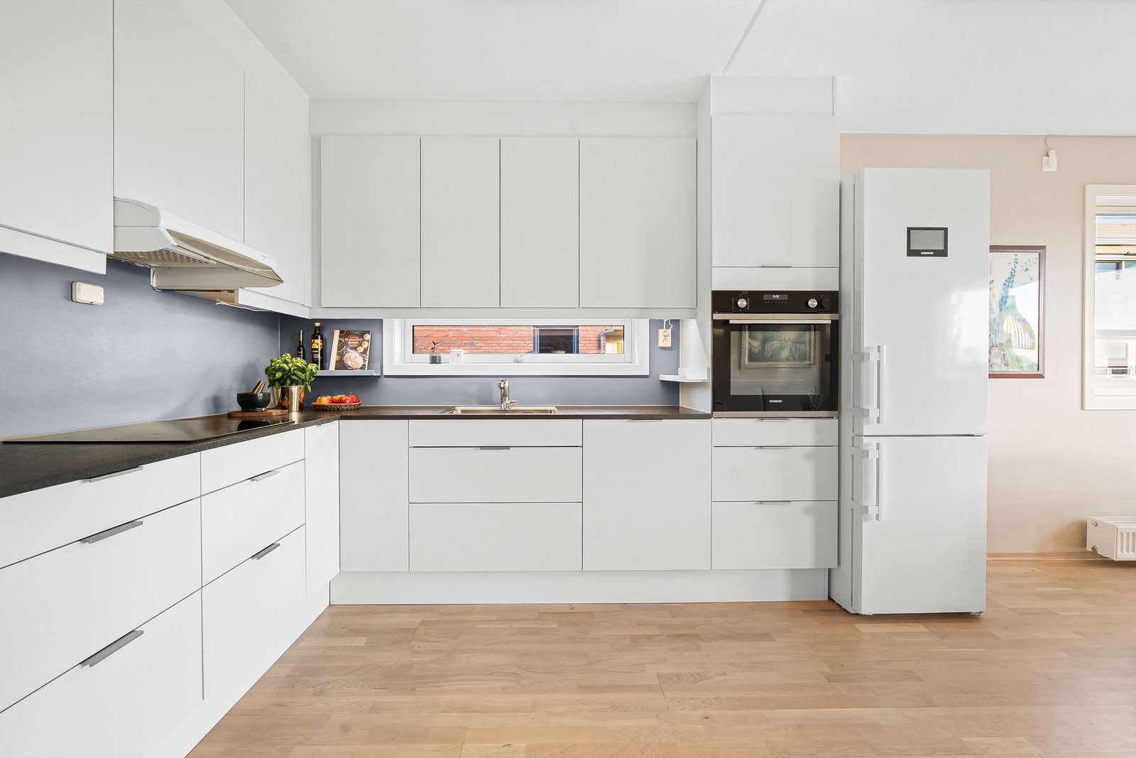 Kjøkkenet har en stilfull innredning fra Sigdal som kler rommet godt. Vindu på kjøkkenet tilfører rommet naturlig lys, og gir rommet en fin atmosfære. Videre er det fronter med benkeplate i laminat og nedfelt oppvaskkum i stål. Galleribilde