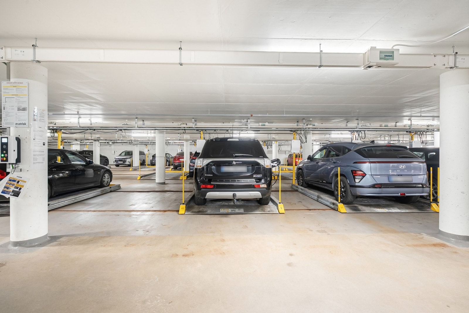 Leiligheten disponerer garasjeplass i garasjekjeller med Elbil lader som medfølger. Galleribilde