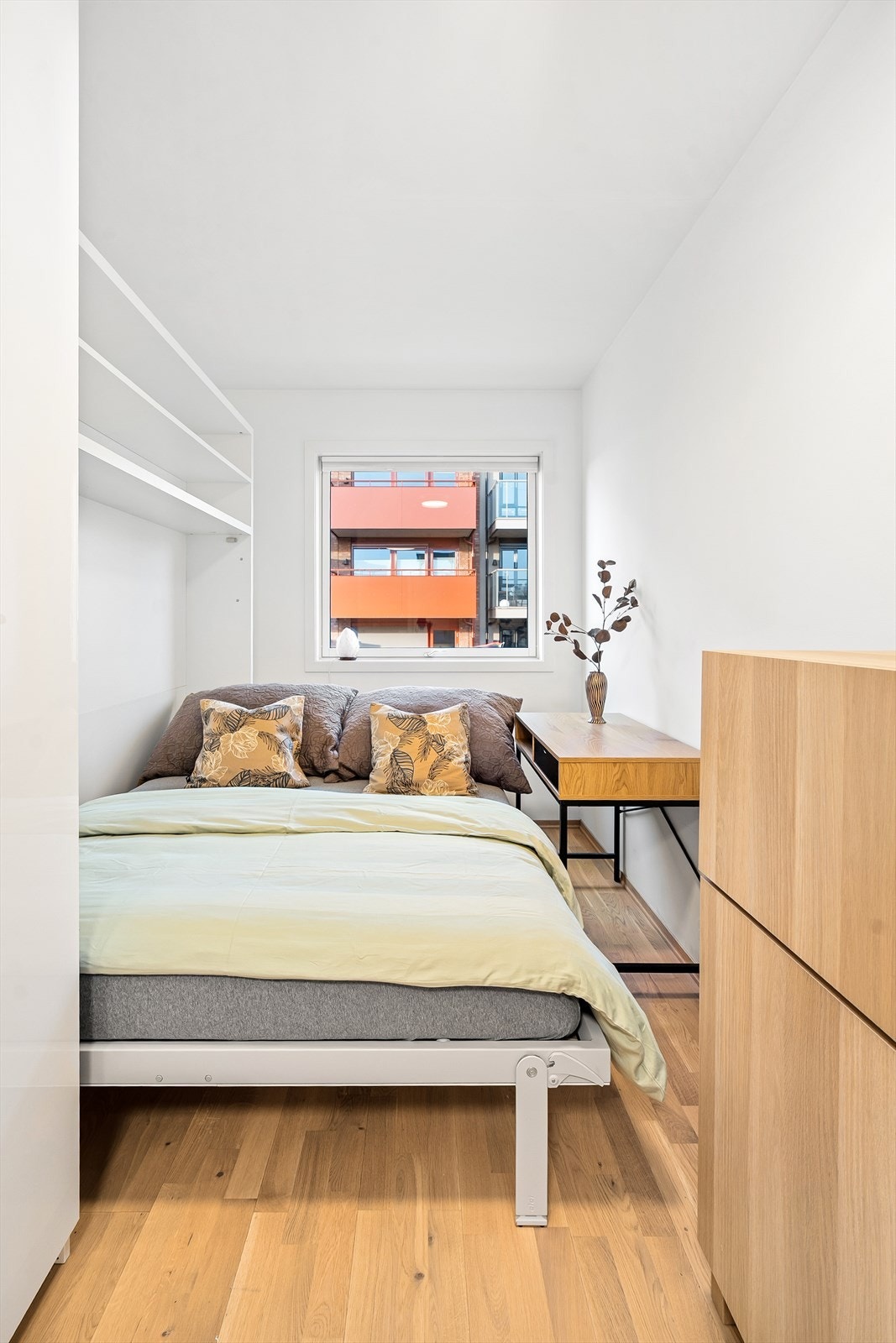 Soverom to med plass til seng med tilhørende nattbord og garderobeskap. Galleribilde