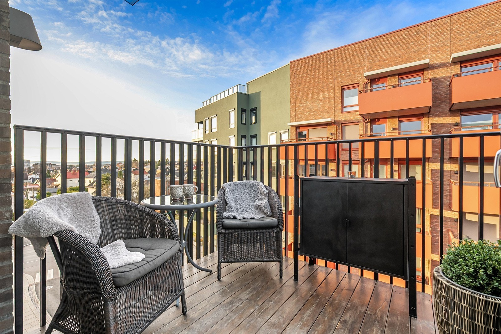 Hybeldelen har også balkong på 5kvm vendt mot hyggelige omgivelser mot Risløkka. Galleribilde