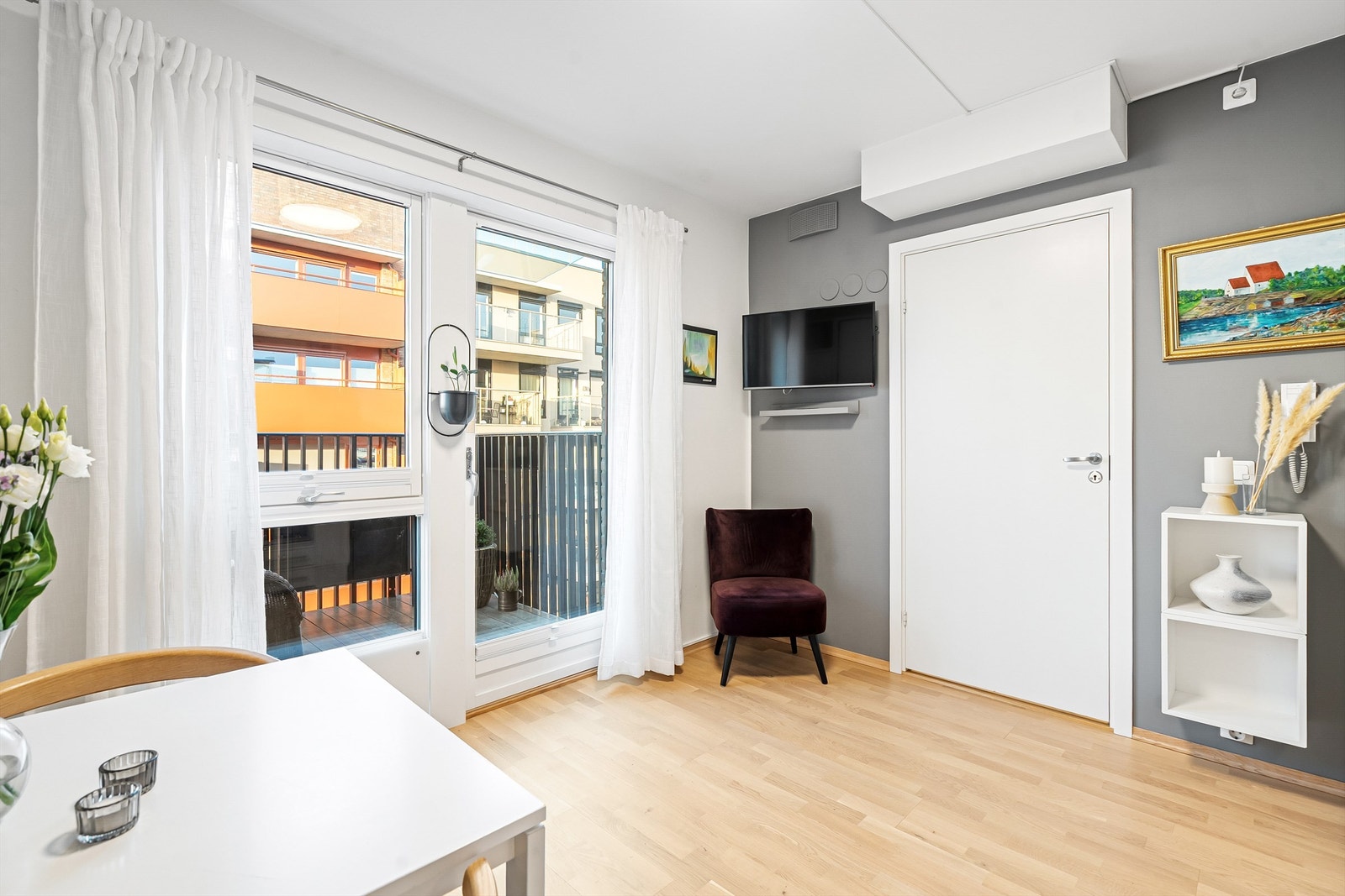 Vegghengt tv- og hyller for oppbevaring. Galleribilde