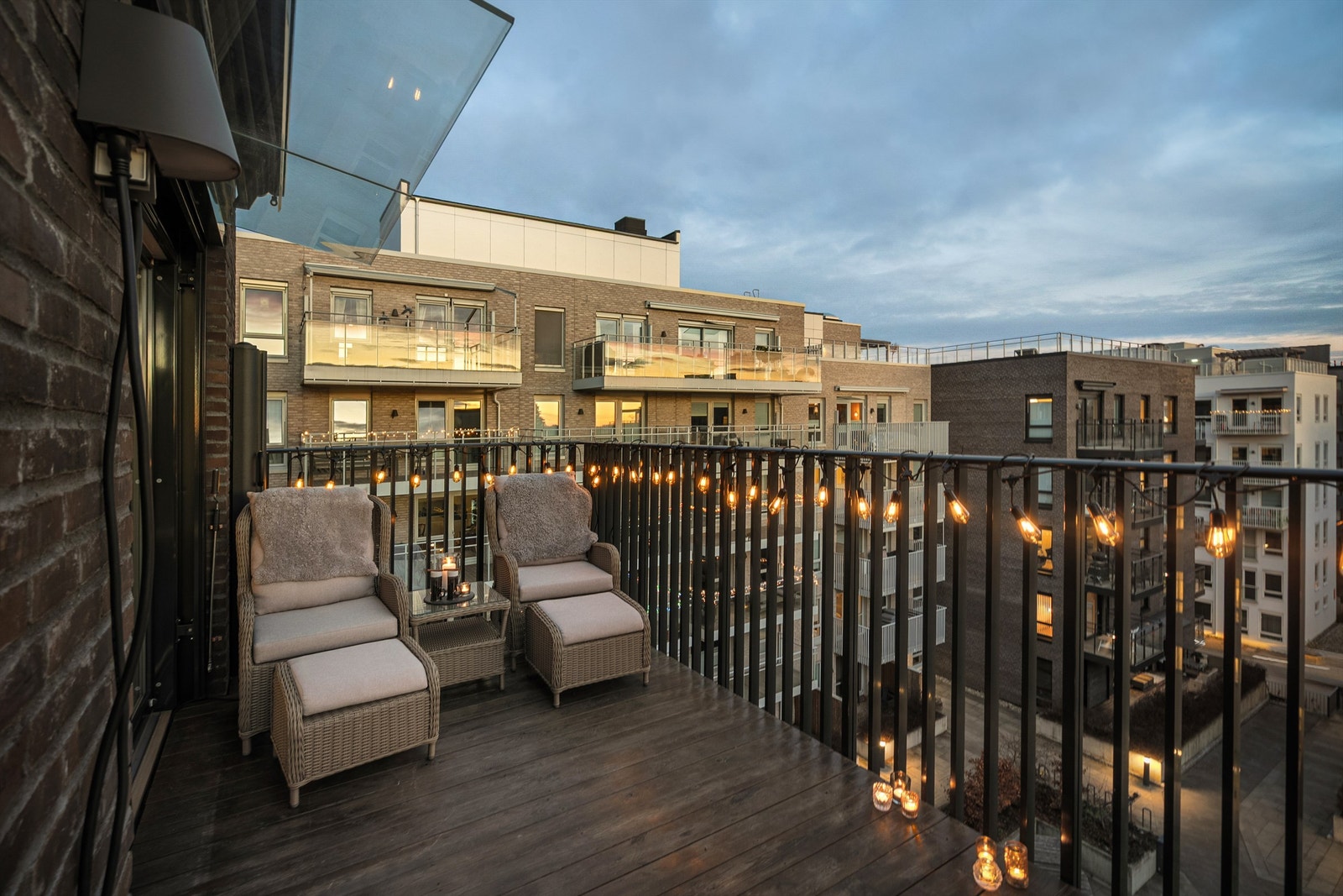 Balkongen kommer godt med på varme sommerdager hvor man kan nyte en fargelagt himmel. Galleribilde