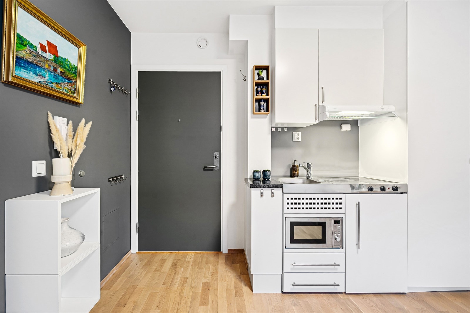 Kjøkkeninnredningen er av slette fronter med laminat benkeplate og oppvaskkum i stål. Videre er det innredet med hybelovn, platetopp og kjøleskap, samt automatisk lekkasjestopper og komfyrvakt. Galleribilde