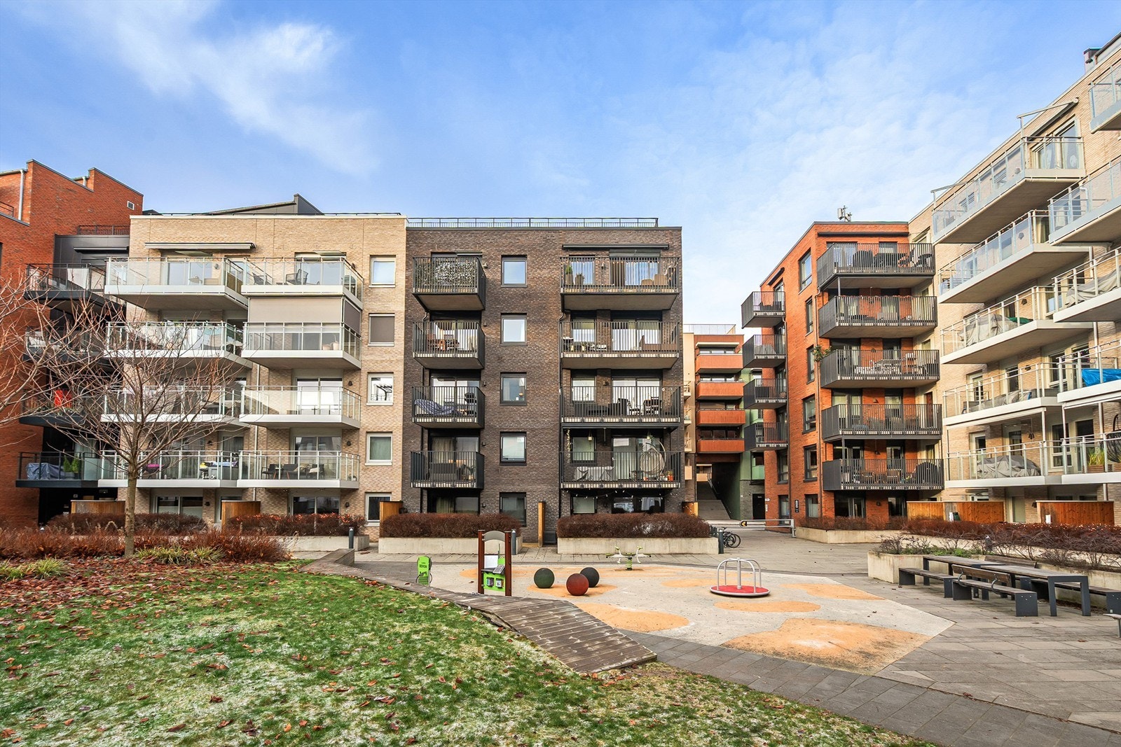 Fasade inn mot atrium. Galleribilde